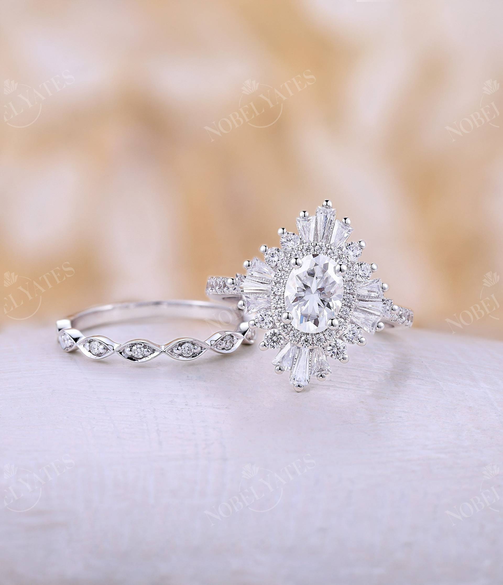 Vintage Moissanite Verlobungsring Set Antikes Weißgold Ovalschliff Halbe Eternity Ring Einzigartige Naturdiamant Halo Brautset von NyFineJewelry