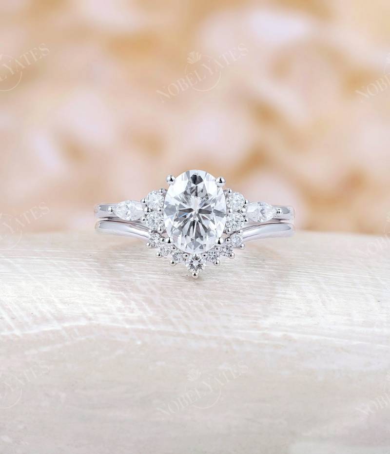 Vintage Moissanite Verlobungsring Set Oval Form Weißgold Antike Diamant Cluster Gebogene Passende Band Hochzeit Braut Jahrestag von NyFineJewelry
