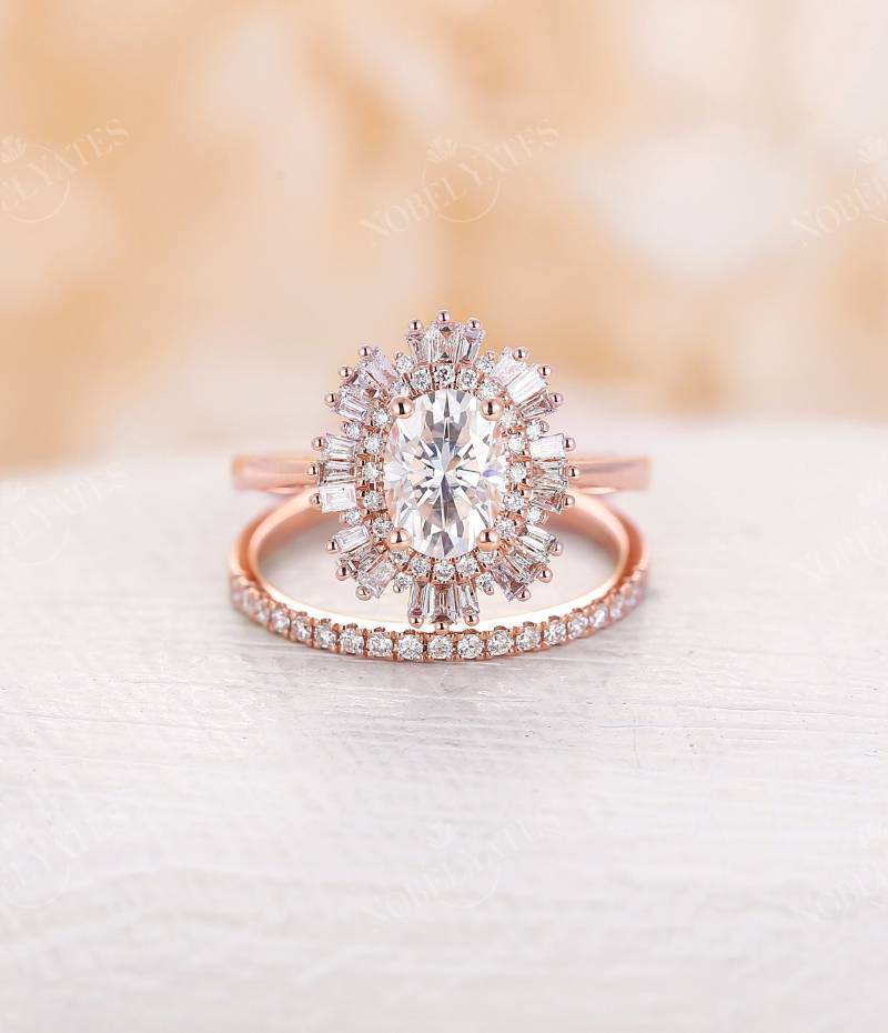 Vintage Moissanite Verlobungsring Set Ovalschliff Art-Deco-Diamant/Cz Halo-Ring Im Baguetteschliff Roségold-Braut-Set Jubiläumsversprechensring-Set von NyFineJewelry