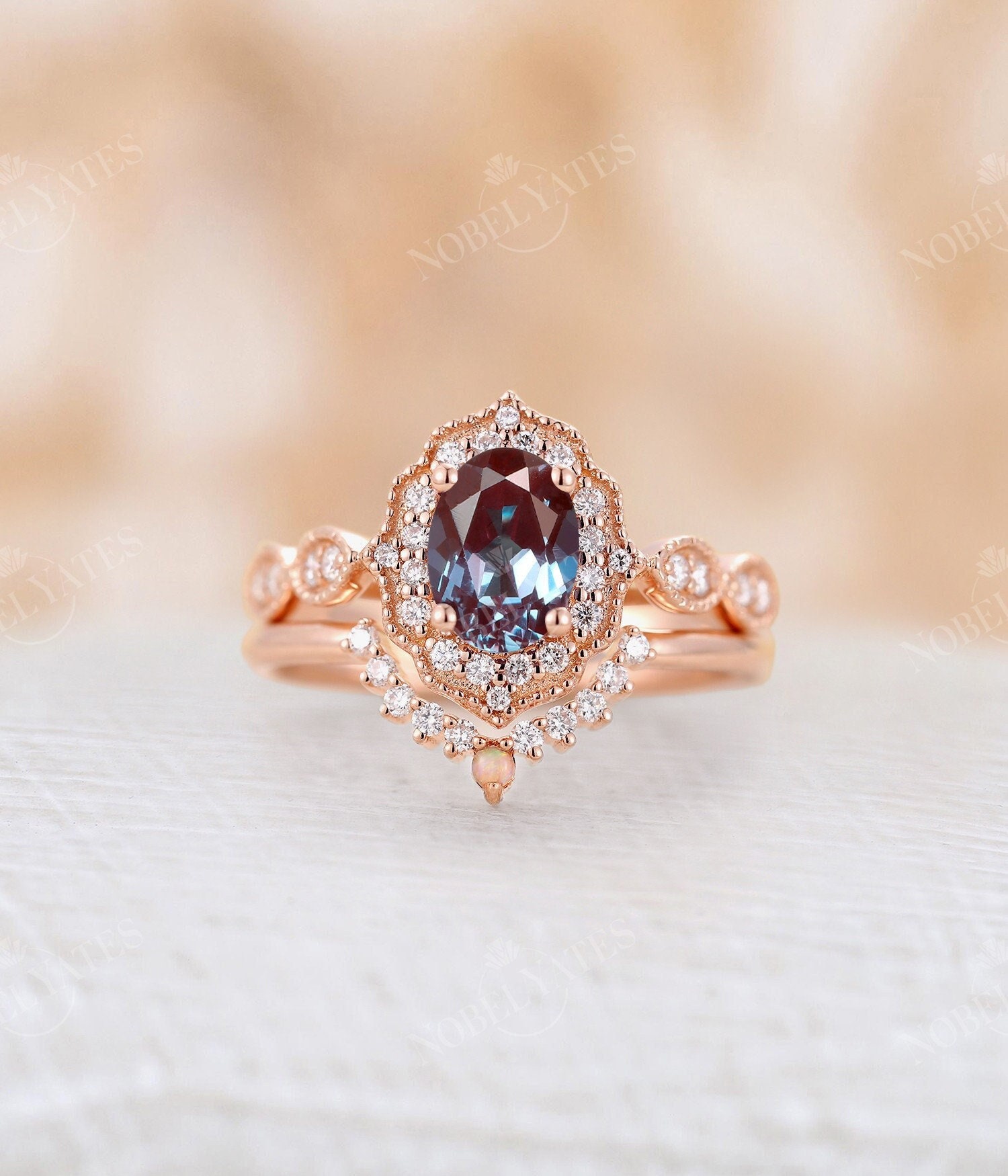 Vintage Oval Geschnitten Alexandrit Verlobungsring Set Antiker Roségold Milgrain Ring Halo-Ring Gebogenes Band Versprechen Jubiläumsring Braut-Ring von NyFineJewelry