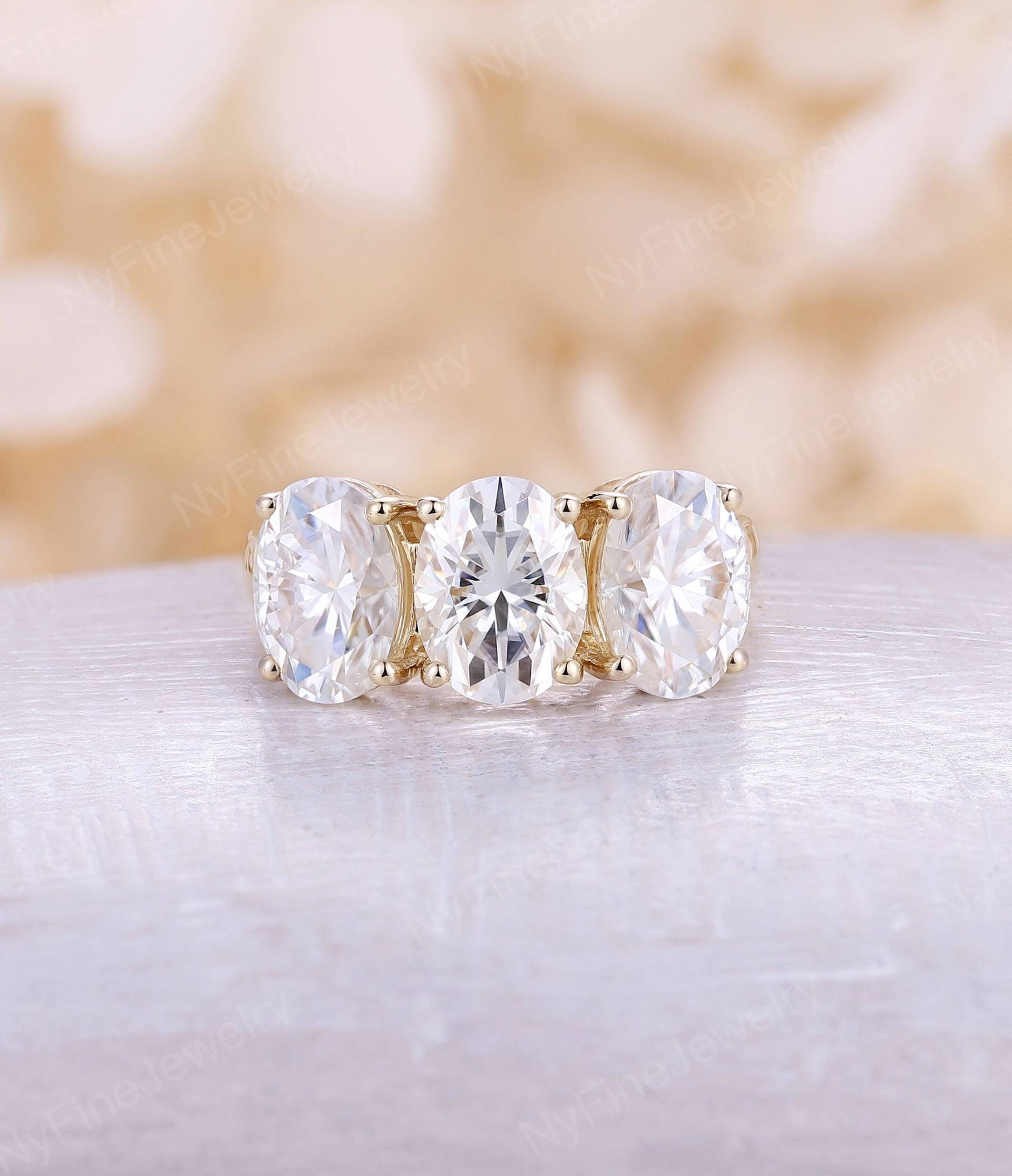 Vintage Oval Moissanite Drei Steine Verlobungsring Antikes Gelbgold Ring Einzigartige Prong Hochzeit Brautring Jahrestag Versprechen von NyFineJewelry