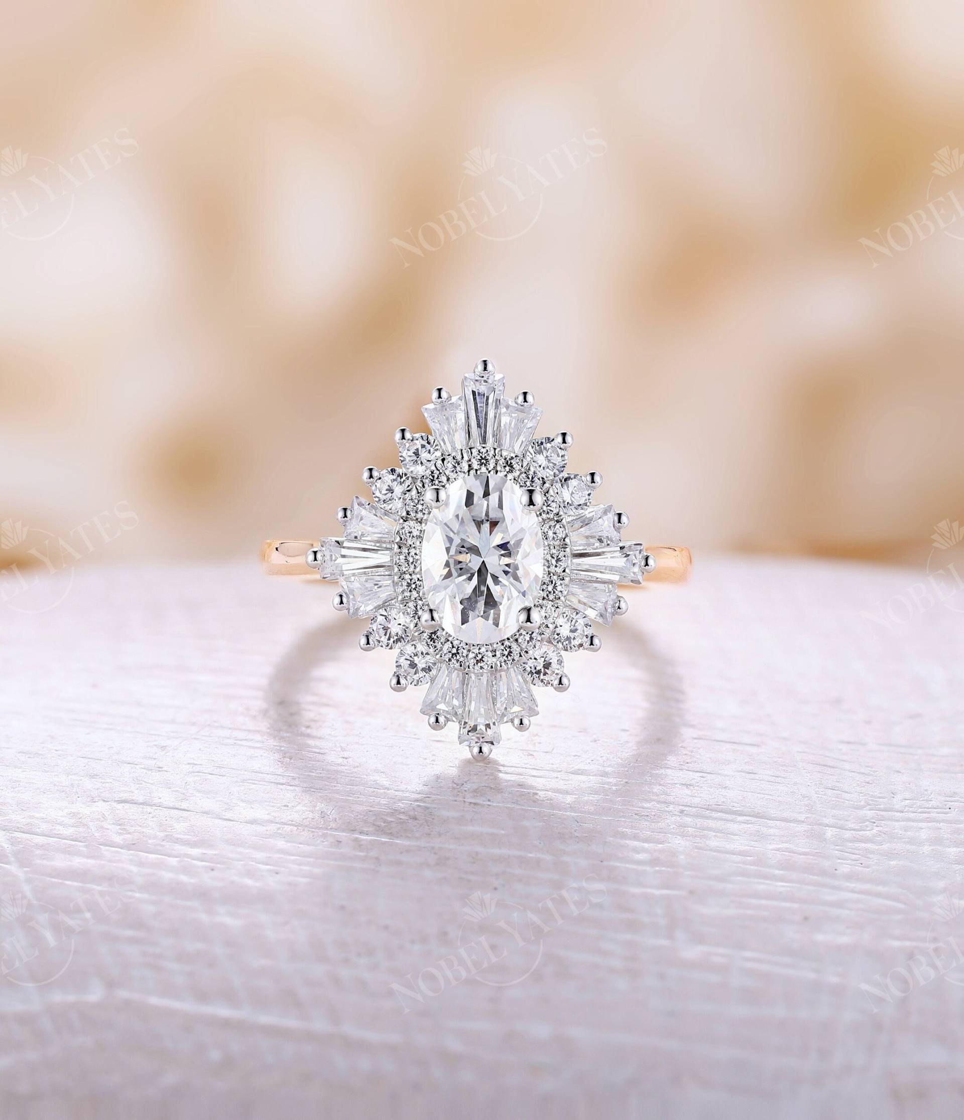 Vintage Oval Moissanite Verlobungsring Zwei Töne Baguette Diamant Halo Ring Art-Deco Gatsby Hochzeit Brautring Einzigartiger Jahrestag von NyFineJewelry