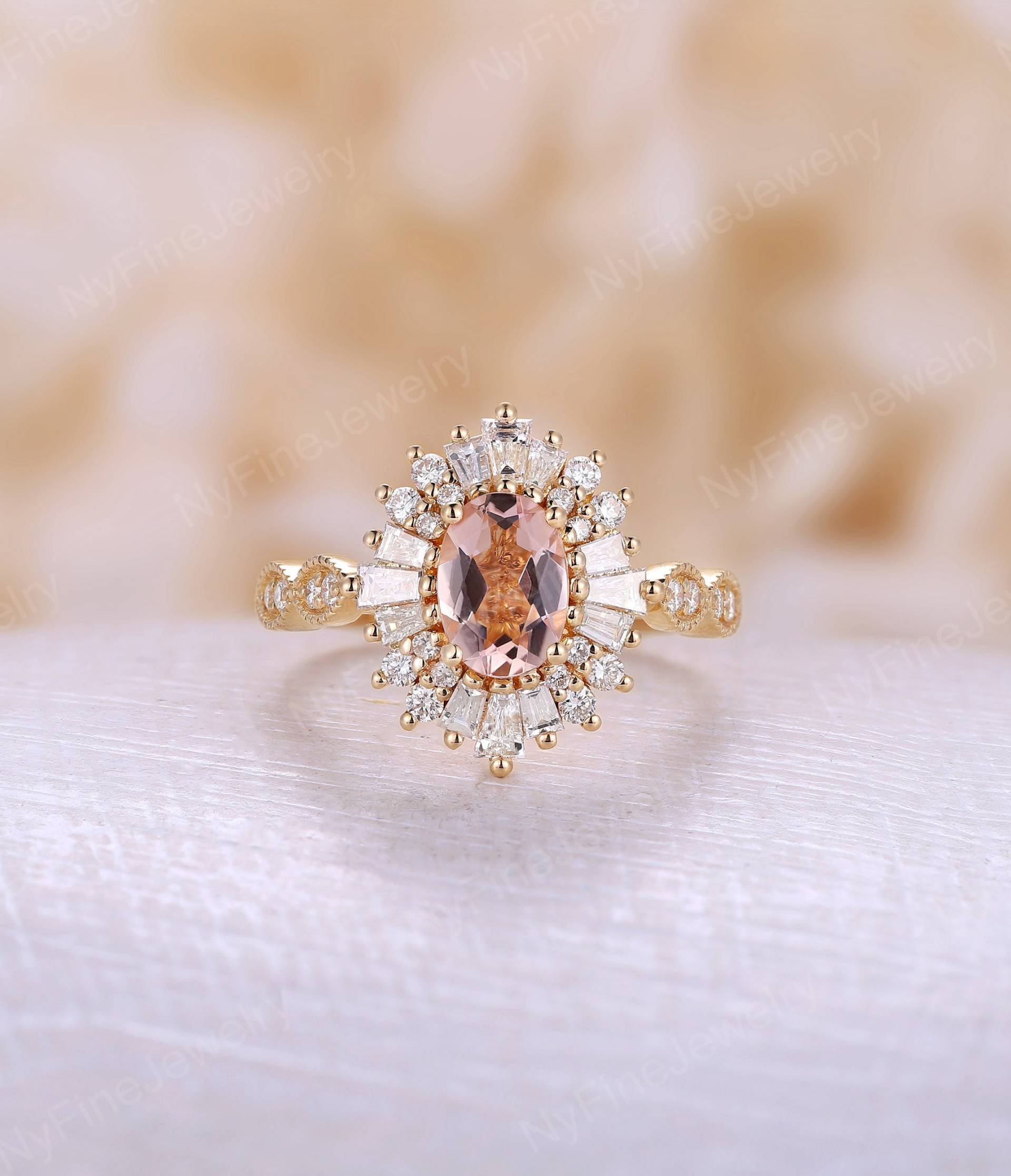 Vintage Pfirsich Rosa Morganit Verlobungsring Oval Gelbgold Baguette Diamant/Cz Halo Ring Milgrain Band Einzigartiger Jubiläumsring von NyFineJewelry