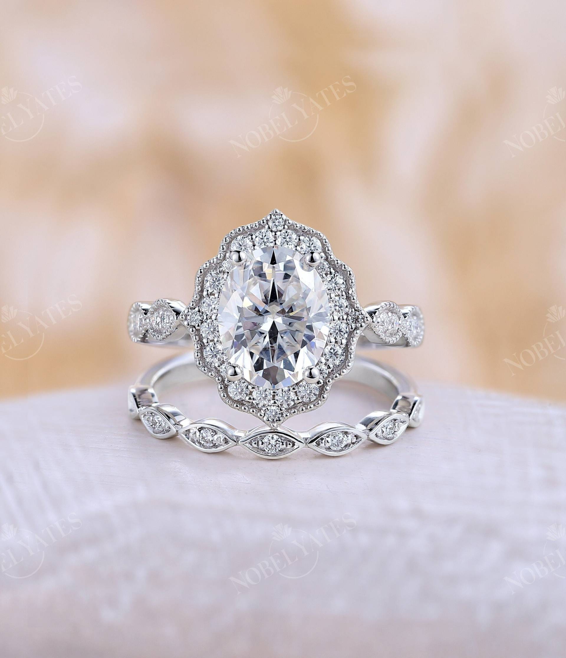 Vintage Ring Moissanite Verlobungsring Antikring Weissgoldring Brautring Halo Diamant Prong 50Er Jahre von NyFineJewelry