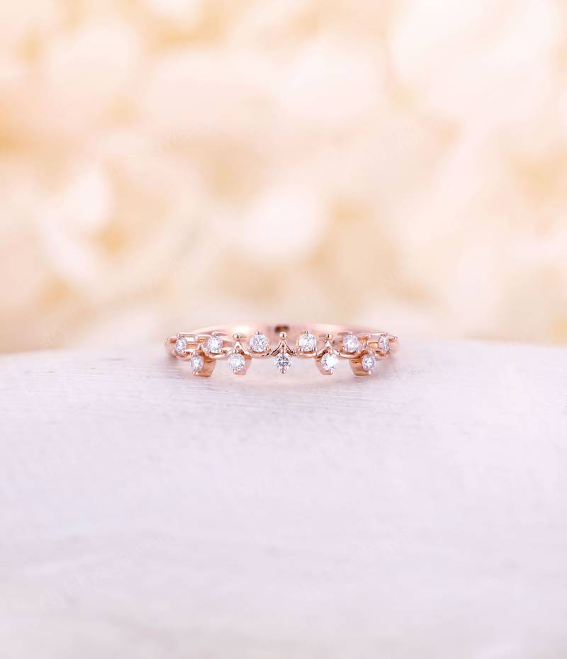 Vintage Rose Gold Ehering Zierliche Moissanit Gruppe Halbe Ewigkeit Passender Brautring Einzigartiger Stapelring Versprechen Jahrestag von NyFineJewelry