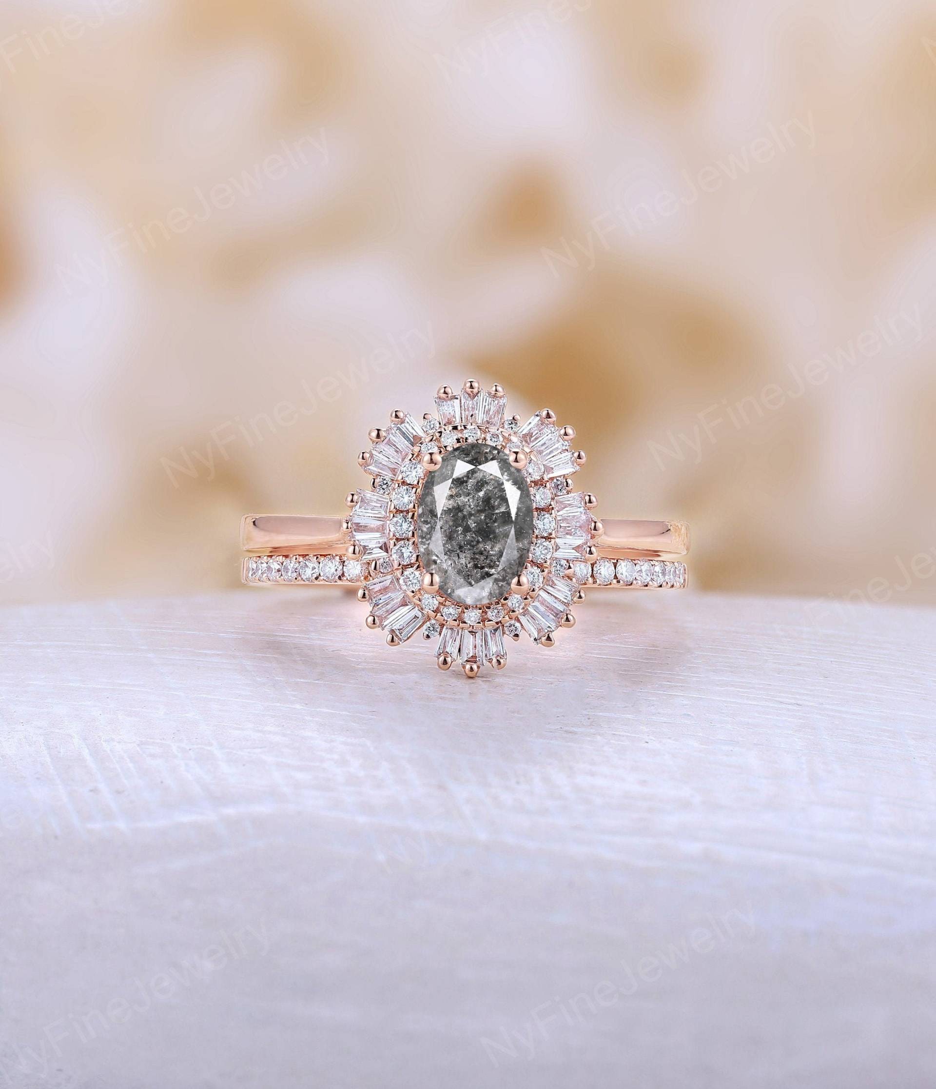 Vintage Salz Und Pfeffer Diamant-Verlobungsring Set Antique Gatsby Baguette Diamant Halo Braut-Set Unikat Halbe Eternity Band Jubiläum von NyFineJewelry