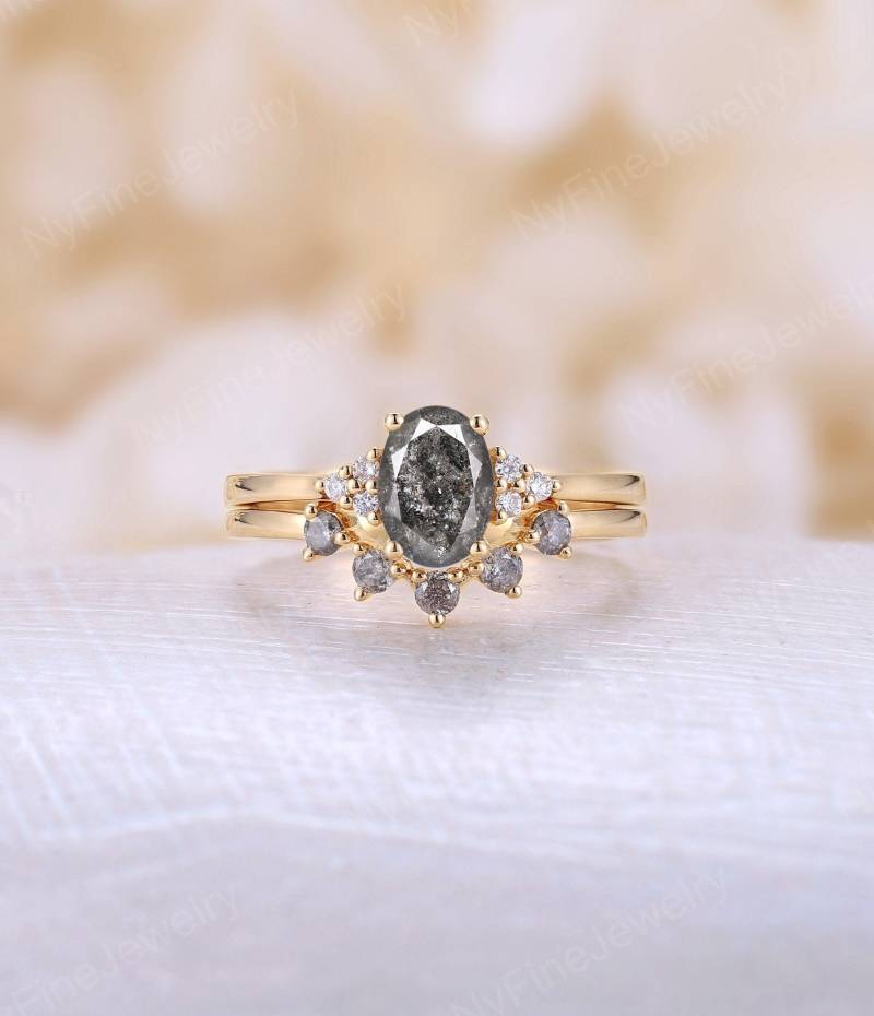Vintage Salz Und Pfeffer Diamant Verlobungsring Set Ovale 585Er Gelbgoldring Trauringe Ehering 5Er Geschwungenes Band von NyFineJewelry