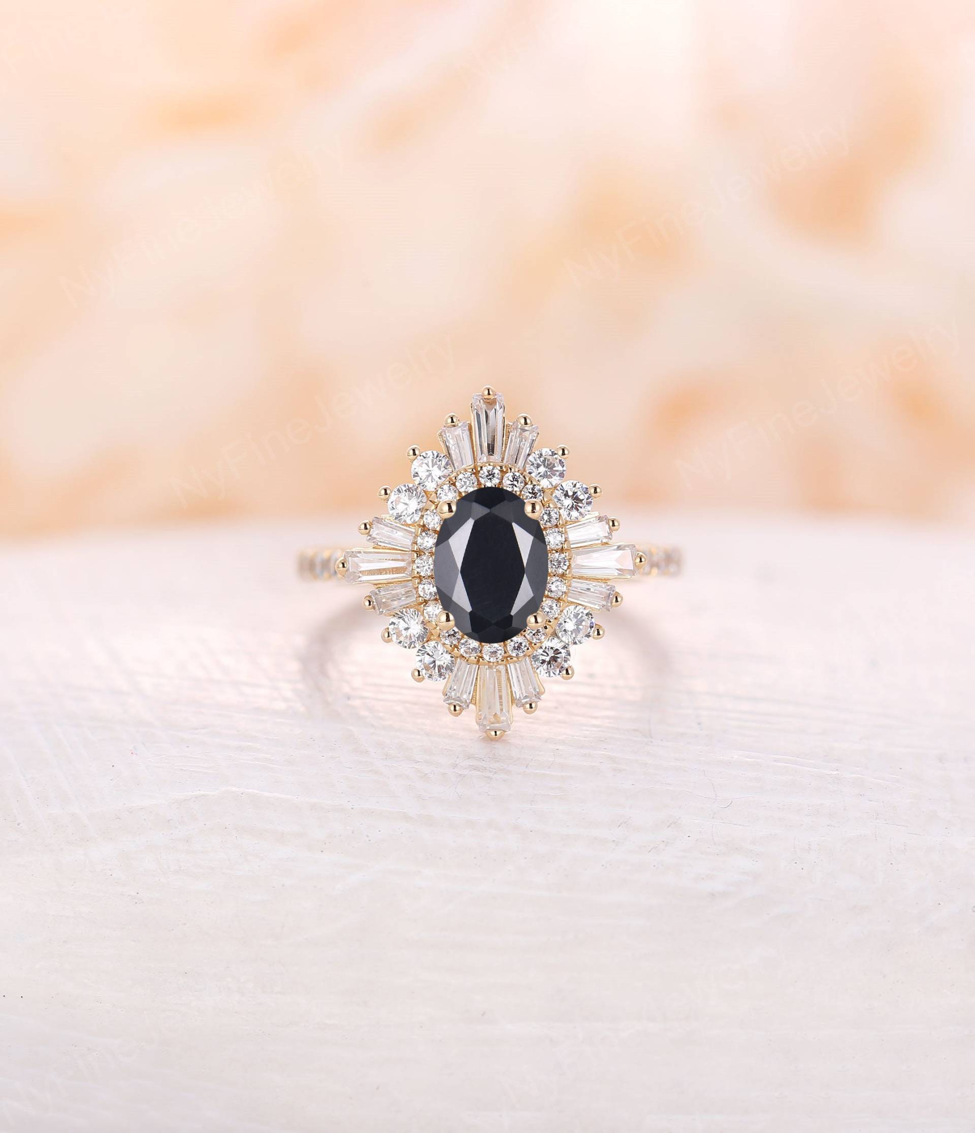 Vintage Schwarzer Onyx Verlobungsring Antiker Gelbgold Diamant Double Halo Art Deco Gatsby Black Sapphire Ovalschliffring Einzigartige Hochzeit von NyFineJewelry