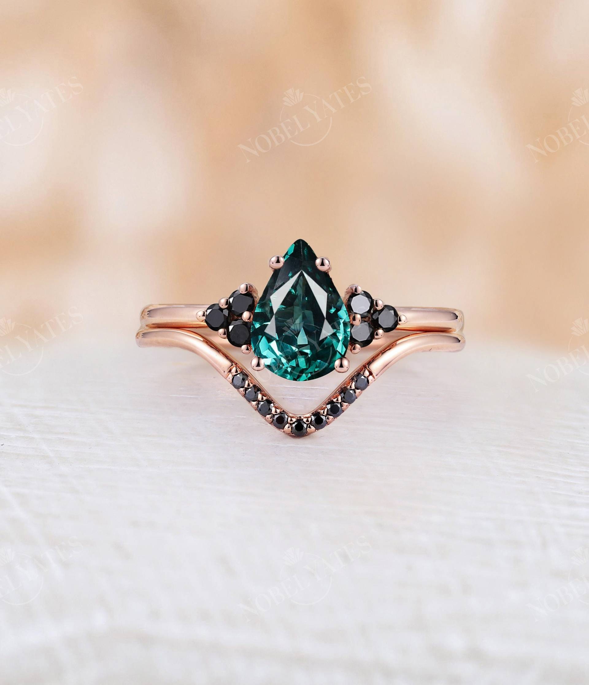 Vintage Teal Sapphire Verlobungsring Set Birnenförmiges Roségoldband Einzigartiges Schwarzes Diamantcluster-Brautset Antikes Hochzeitsjubiläum von NyFineJewelry