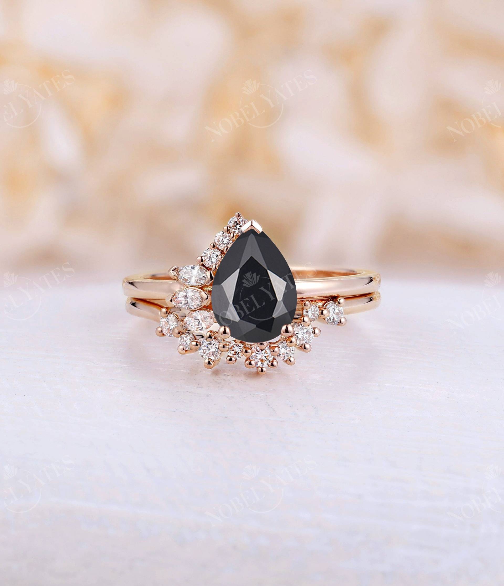 Vintage Tropfen Schwarzer Onyx Verlobungsring Set Art-Deco Birnenschliff Rose Gold Band Antique Diamant Halben Halo Braut Jubiläumsring von NyFineJewelry