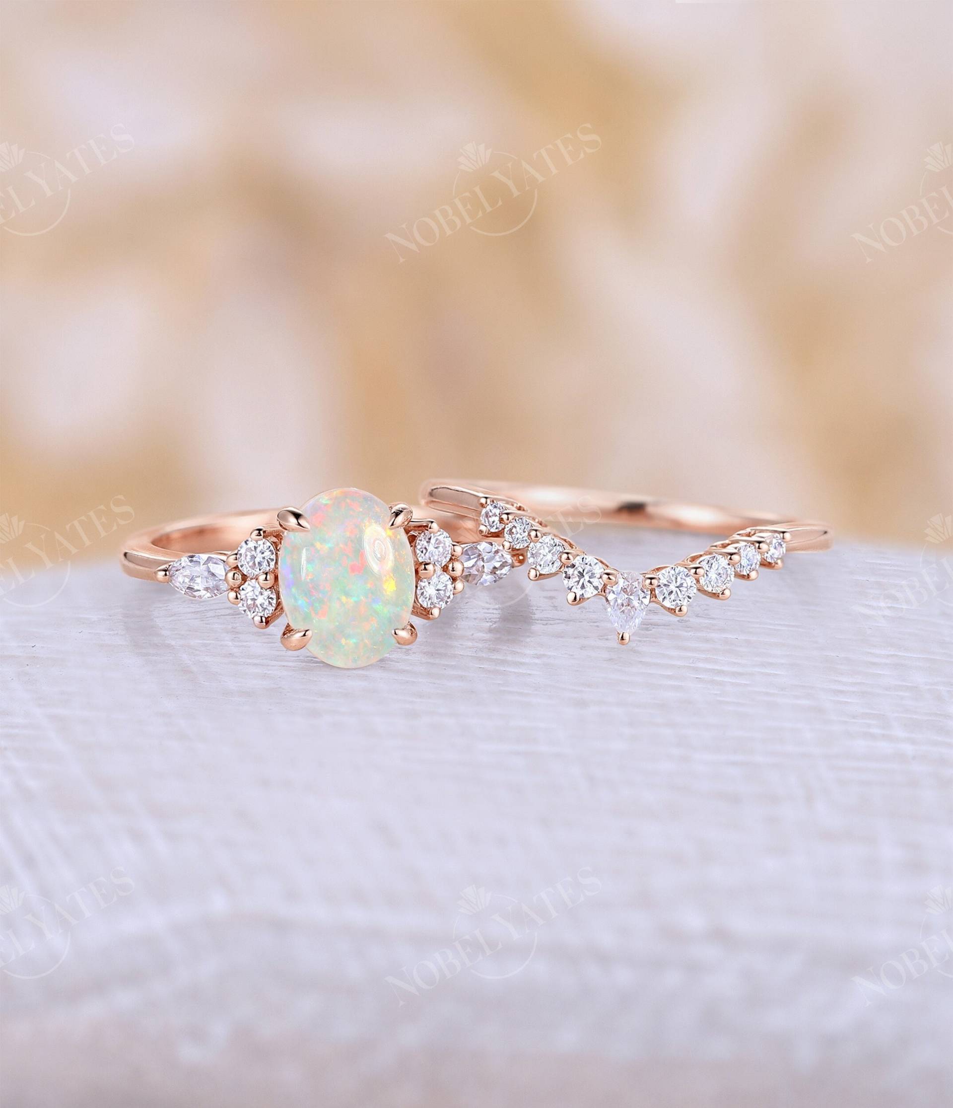 Vintage Weißer Opal Verlobungsring Set Oval Geschnitten Natürlichen Ring Roségold Prong Diamant Moissanit Cluster Hochzeit von NyFineJewelry