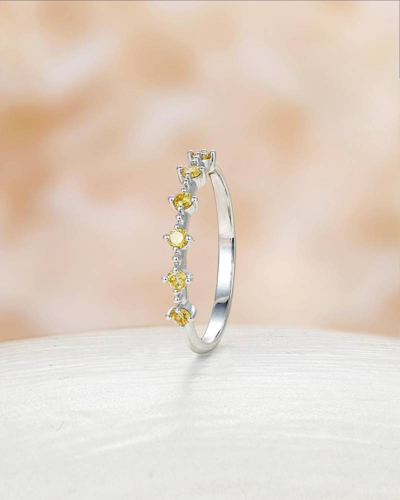 Zarte Gelbe Diamant Gerade Ehering, Halbe Eternity Band, Dünner Zierlicher Ring, Einzigartiger Stapeln Passender Jubiläumsversprechen Ring von NyFineJewelry