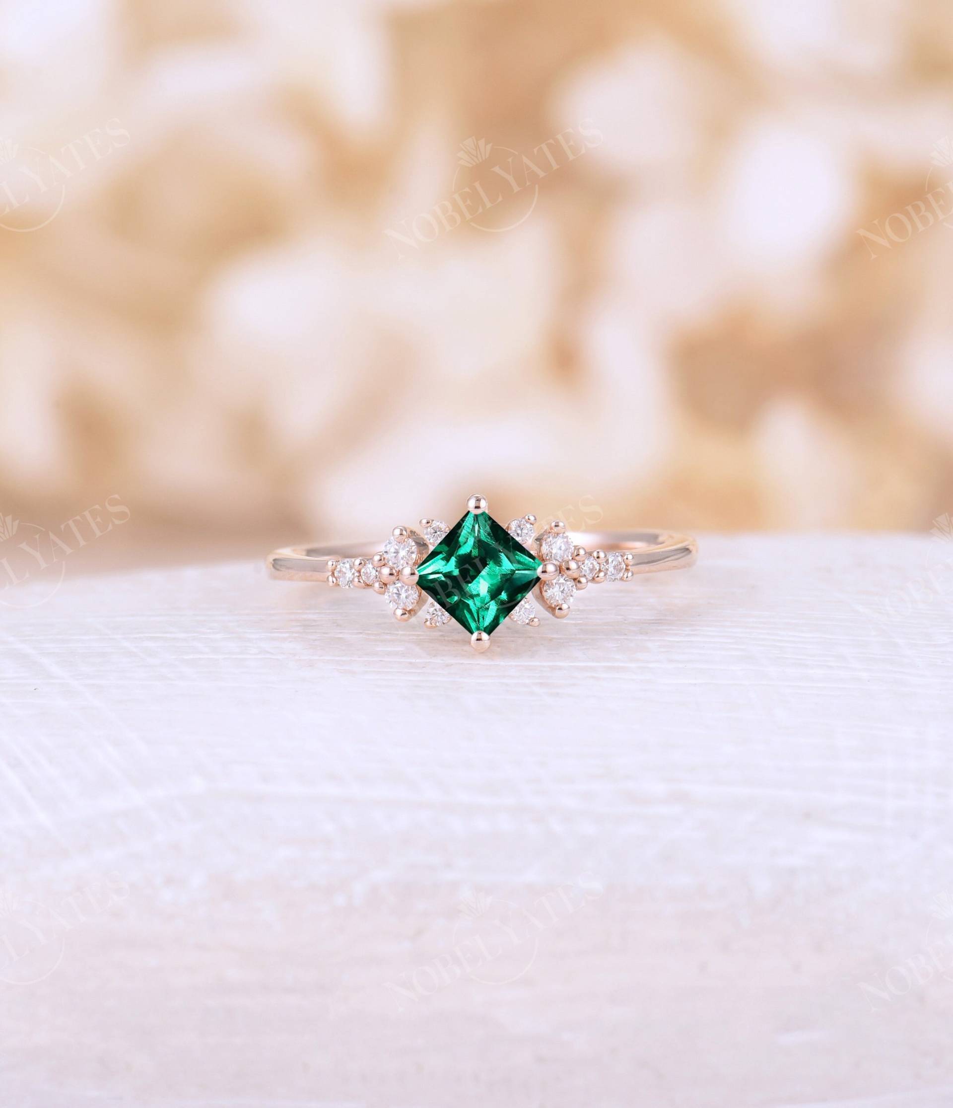 Zarte Princess Cut Lab Smaragd Verlobungsring Roségold Band Art-Deco-Diamant Cluster Hochzeit Brautring Einzigartiges Jubiläumsversprechen von NyFineJewelry