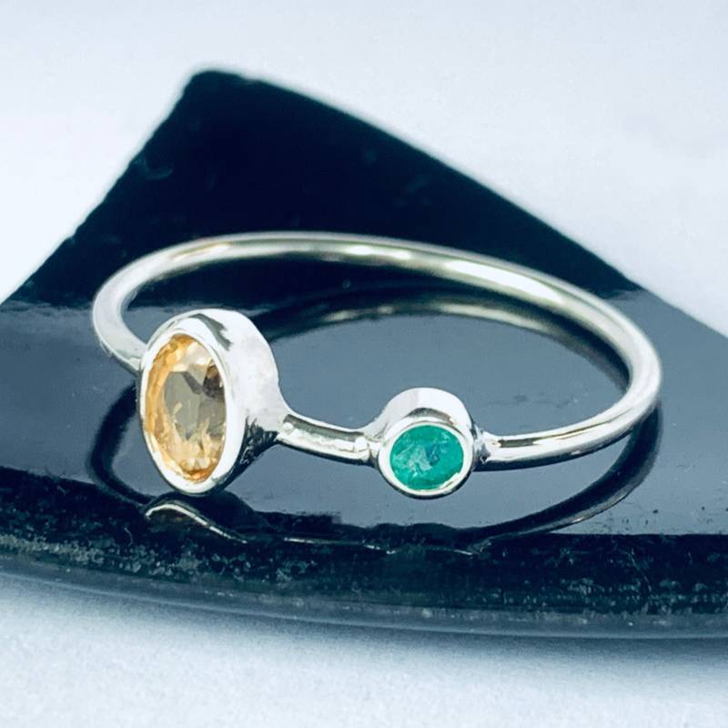 Handgefertigter Ring Aus Sterling Silber Mit Citrin Und Smaragd von NyakiPunkJewellery