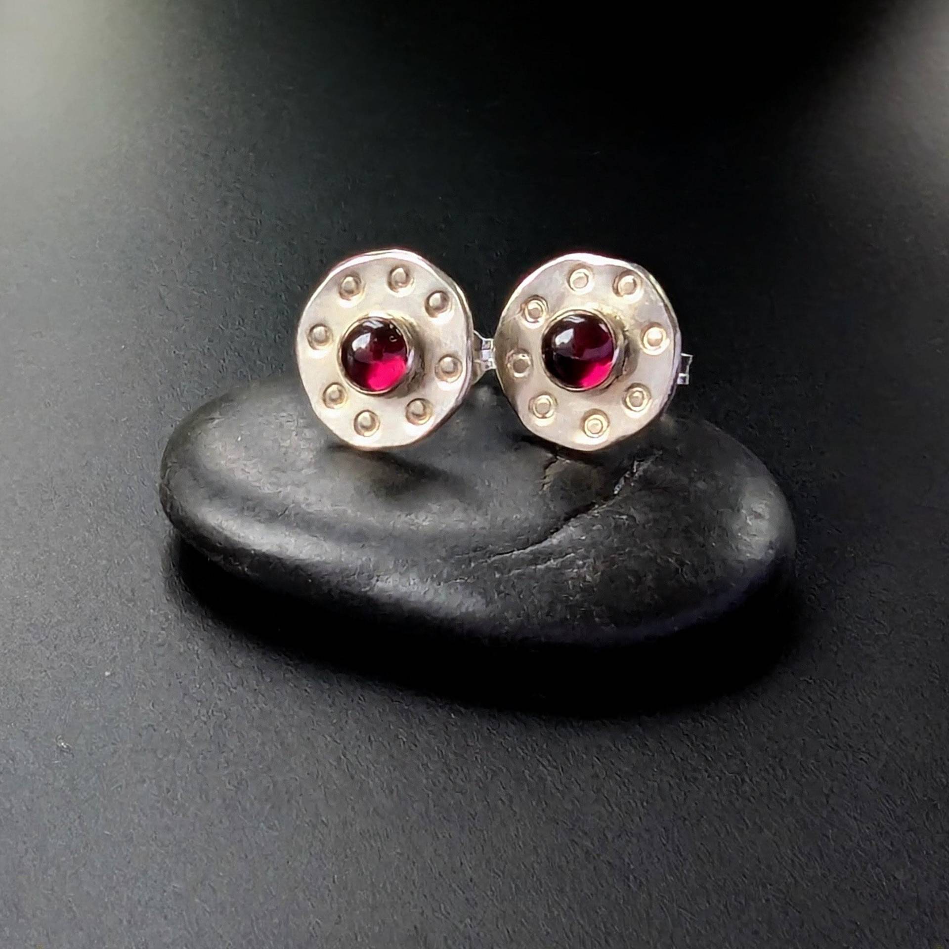 Handgemachte Recycelte Sterling Silber Granat Ohrstecker Strukturierte Scheiben Handgemachte Recycelte Sterling Silber Granat Ohrstecker Strukturierte Scheiben von NyakiPunkJewellery