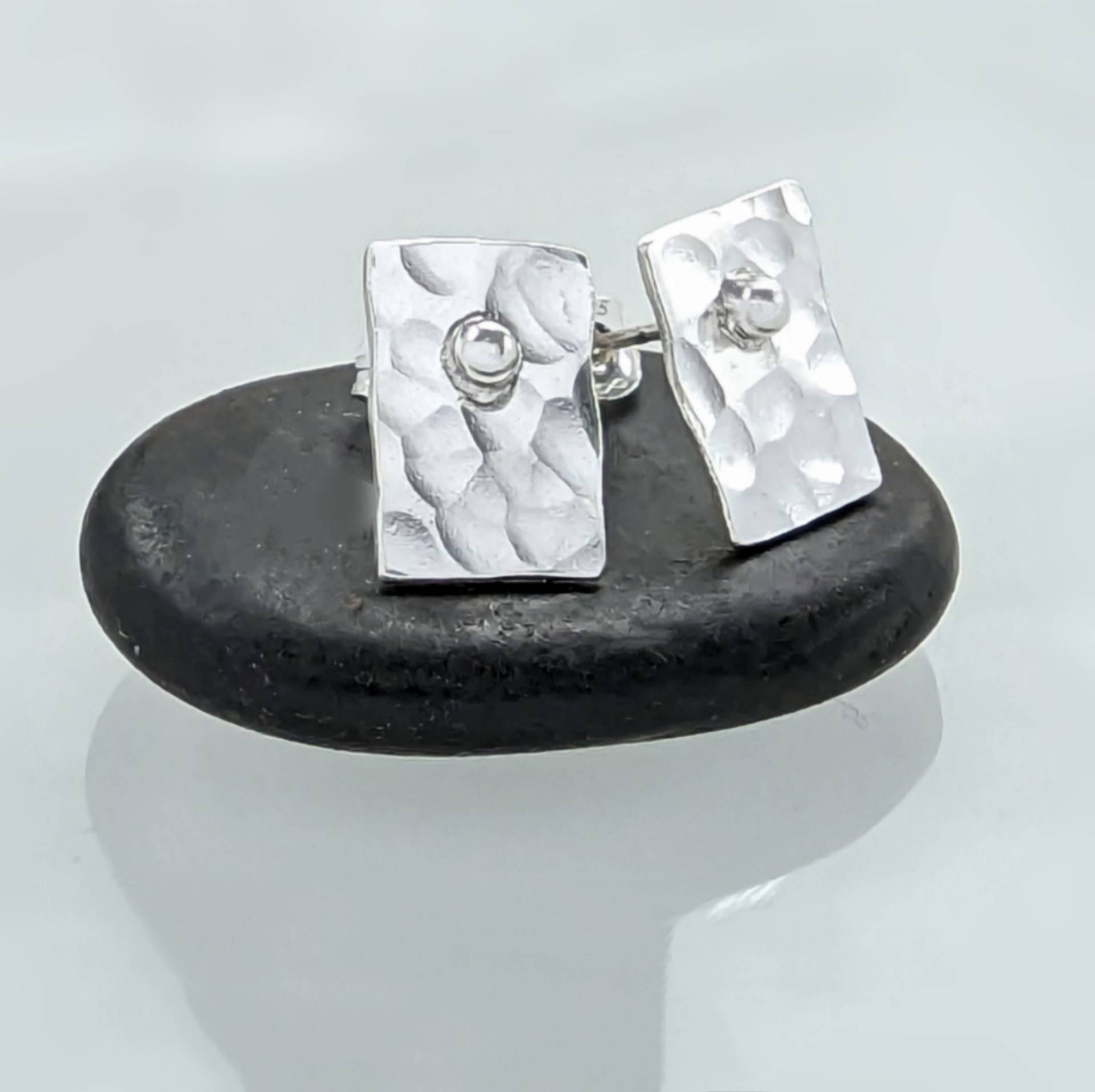 Gehämmerte Sterling Silber Ohrstecker Kleines Rechteck Design Gehämmerte Sterling Silber Ohrstecker Kleines Rechteck Design von NyakiPunkJewellery
