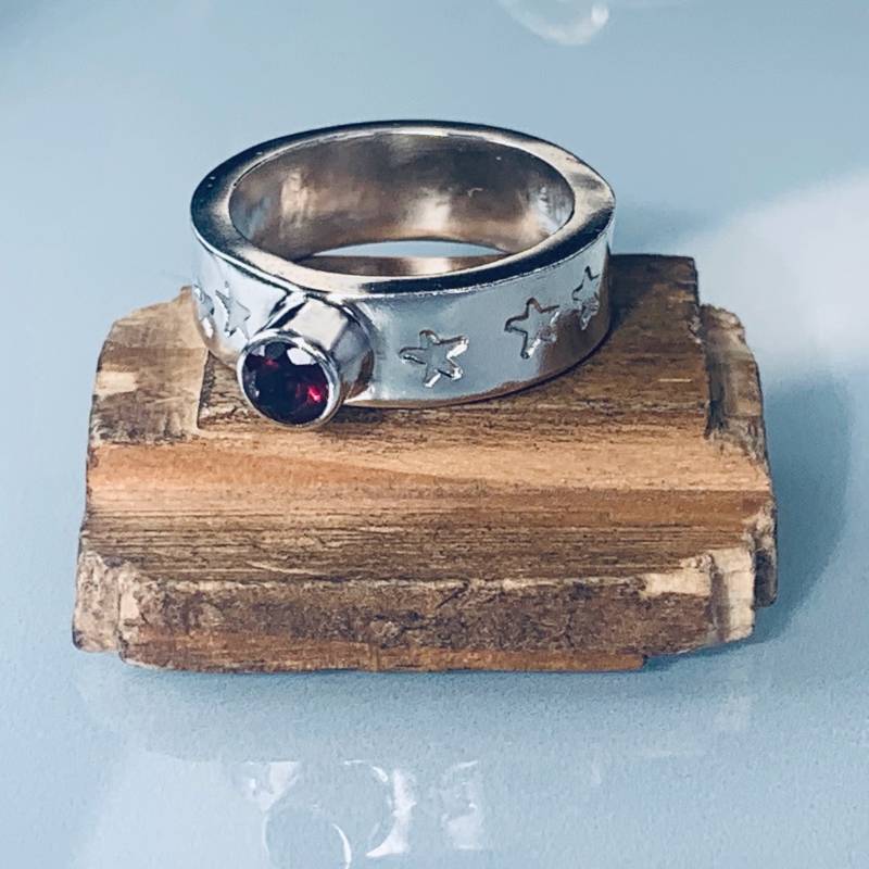 Recycelter Sterling Silber Granat Ring von NyakiPunkJewellery