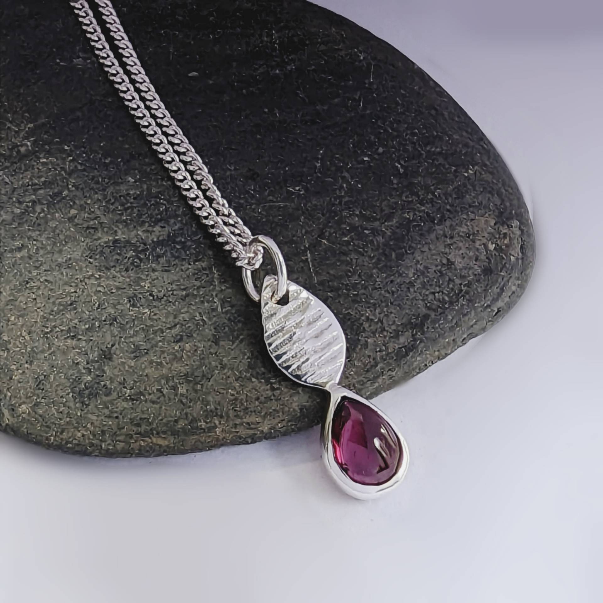 Recycled Sterling Silber Granat Textured Anhänger Recycled Sterling Silber Granat Textured Anhänger von NyakiPunkJewellery