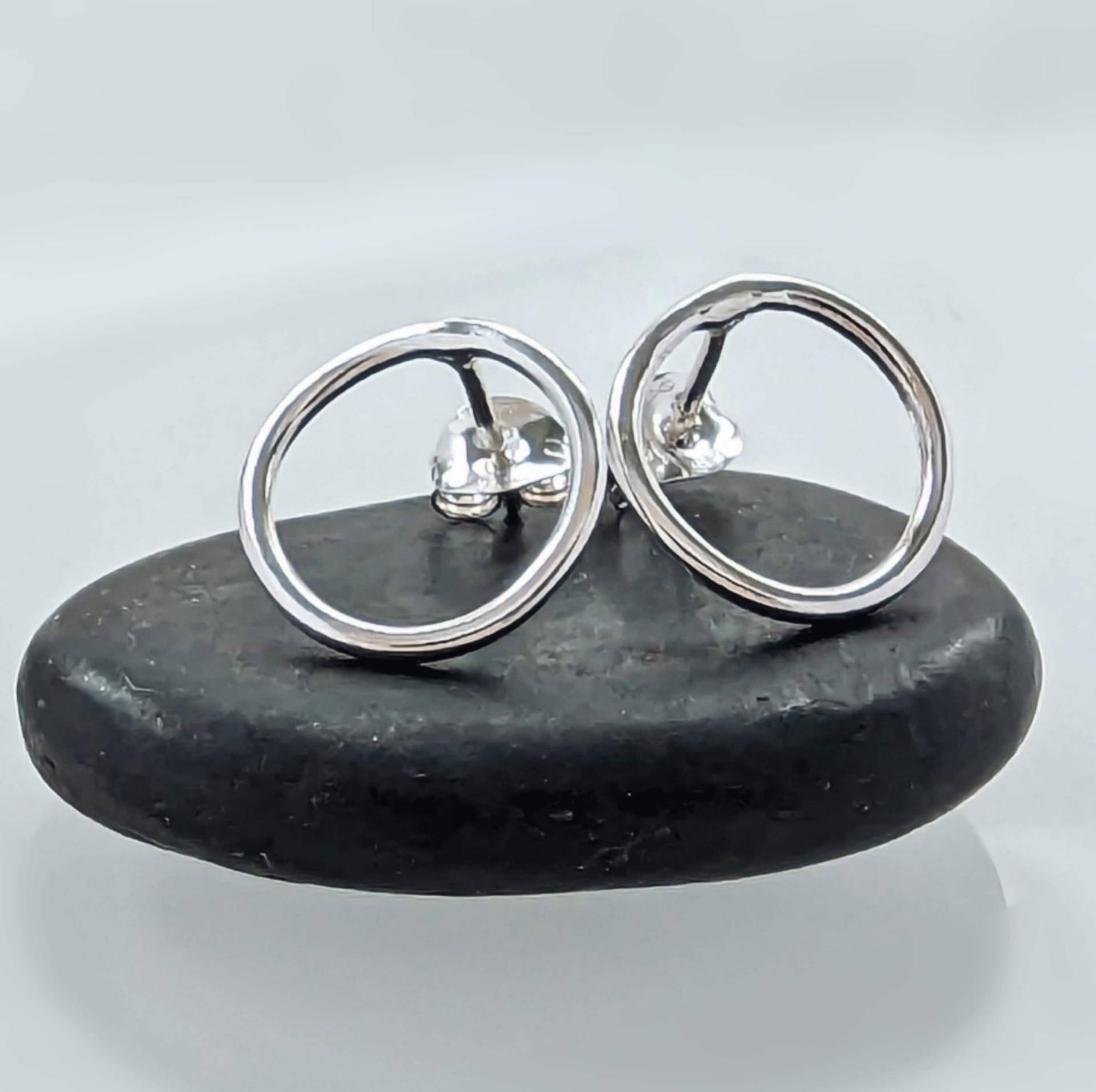 Recycelte Sterlingsilber-Ohrstecker Retikulierte Textur Recycelte Sterlingsilber-Ohrstecker Retikulierte Textur von NyakiPunkJewellery