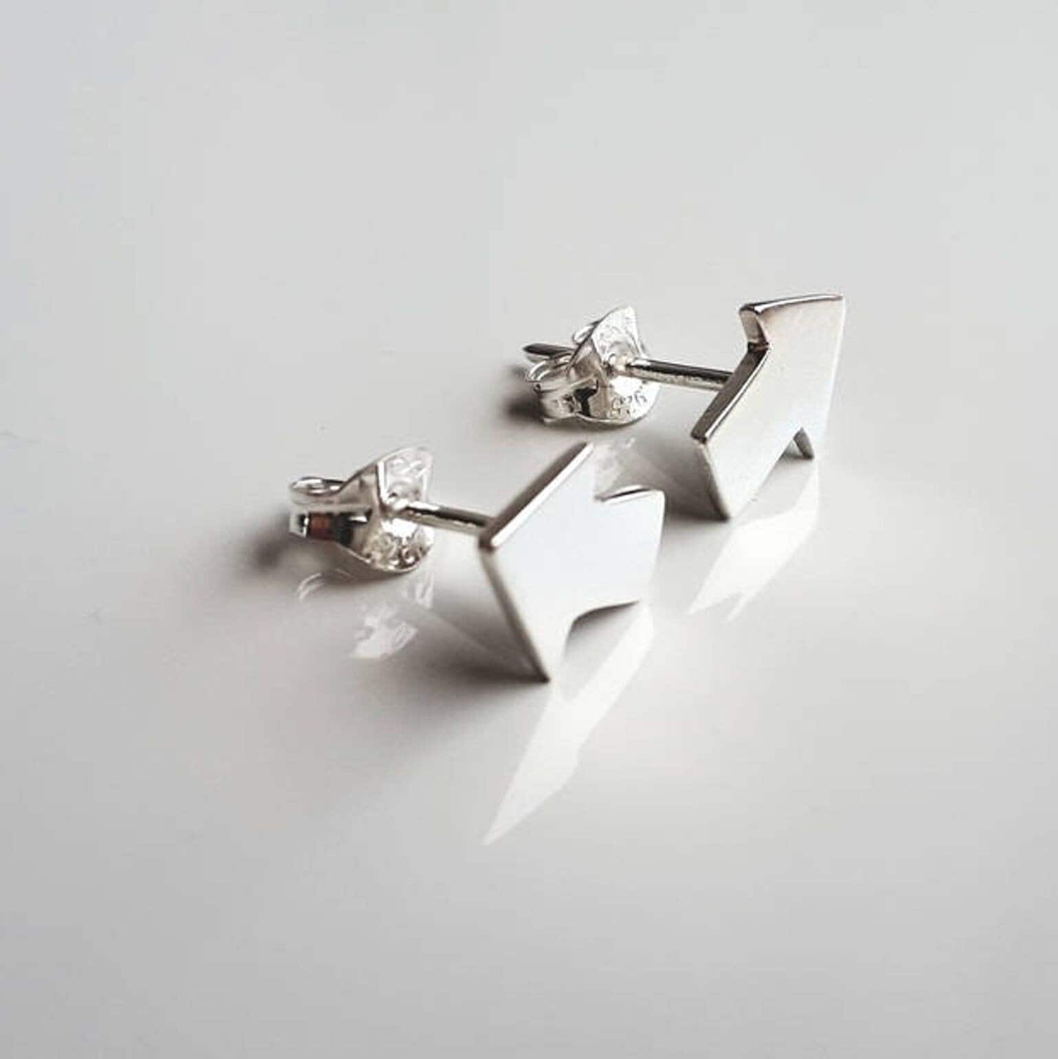 Recycled Sterling Silber Pfeil Ohrstecker Recycled Sterling Silber Pfeil Ohrstecker von NyakiPunkJewellery