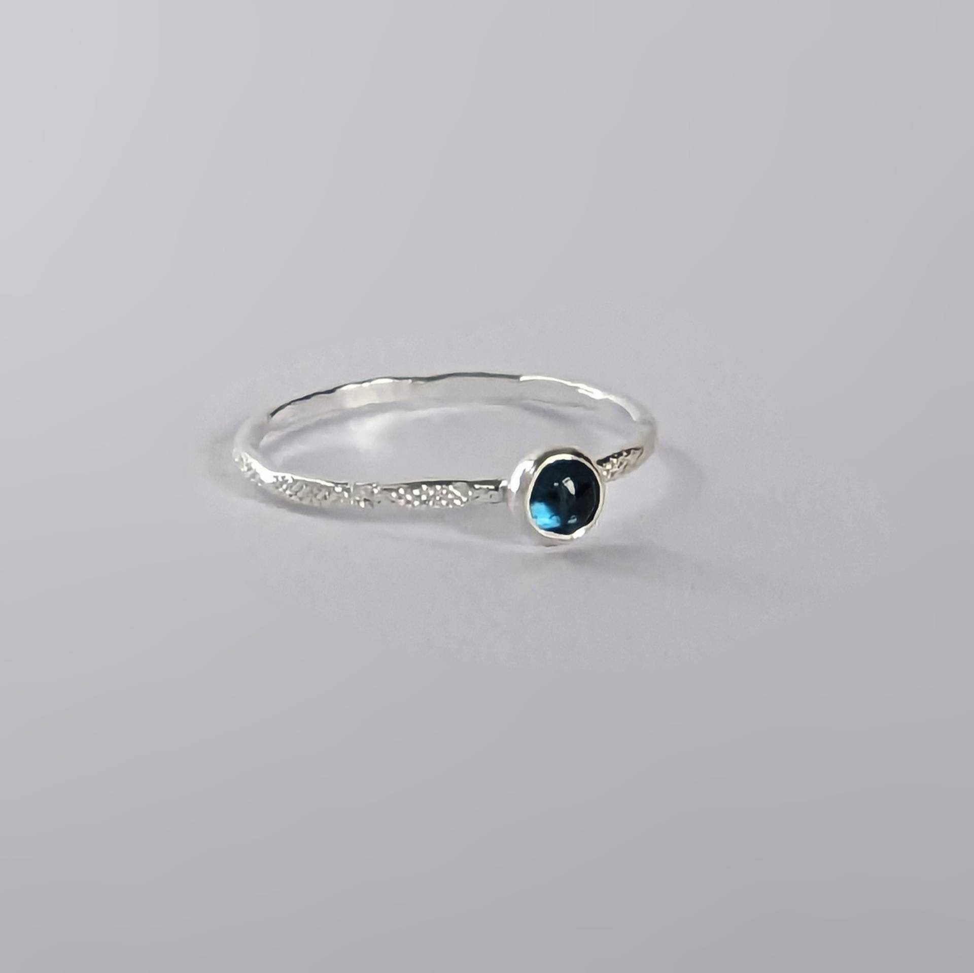 Recycelter Sterlingsilber-Ring Mit Blautopas Gehämmerte Textur Recycelter Sterlingsilber-Ring Mit Blautopas Gehämmerte Textur von NyakiPunkJewellery