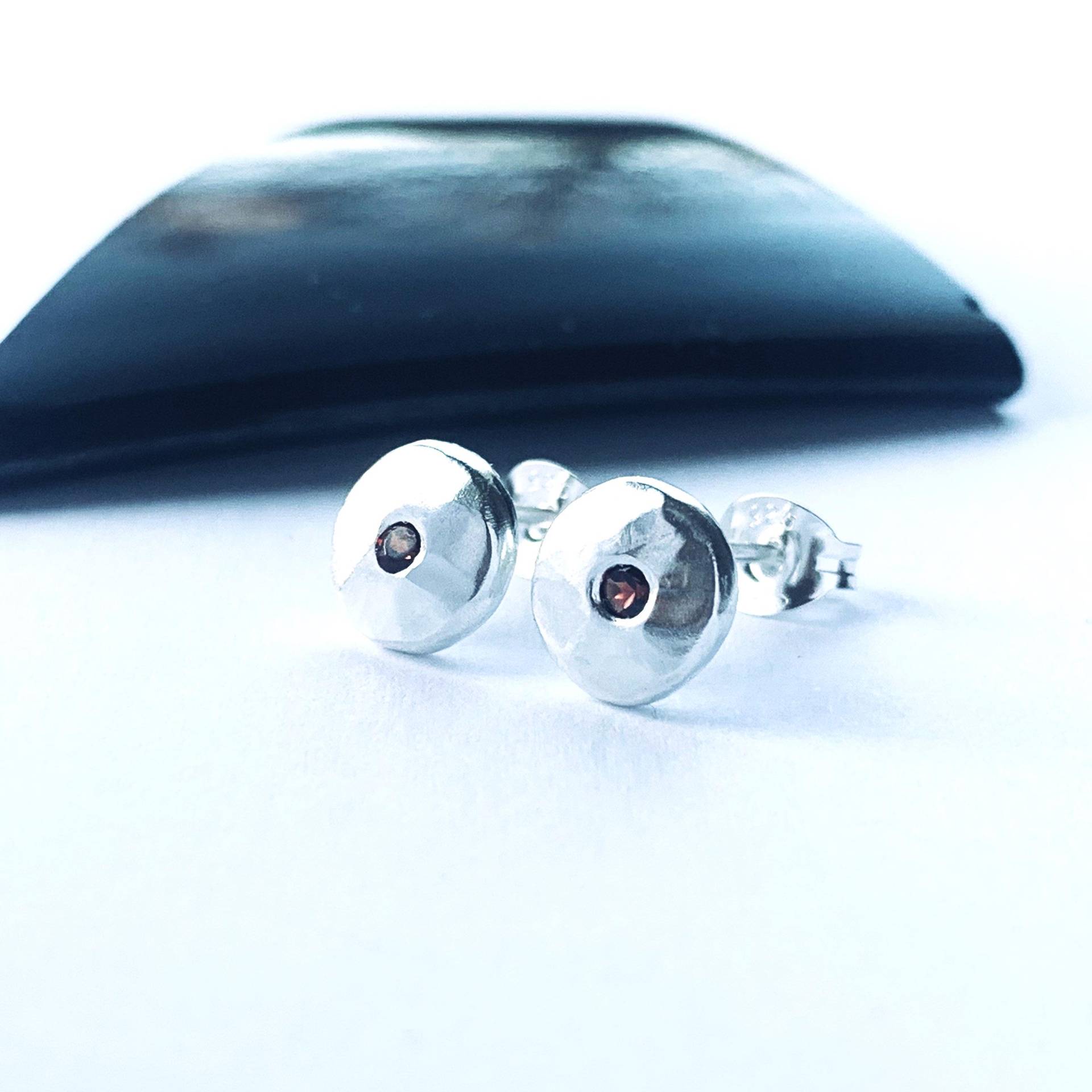 Recycled Sterling Silber Granat Ohrstecker Gehämmert Recycled Sterling Silber Granat Ohrstecker Gehämmert von NyakiPunkJewellery