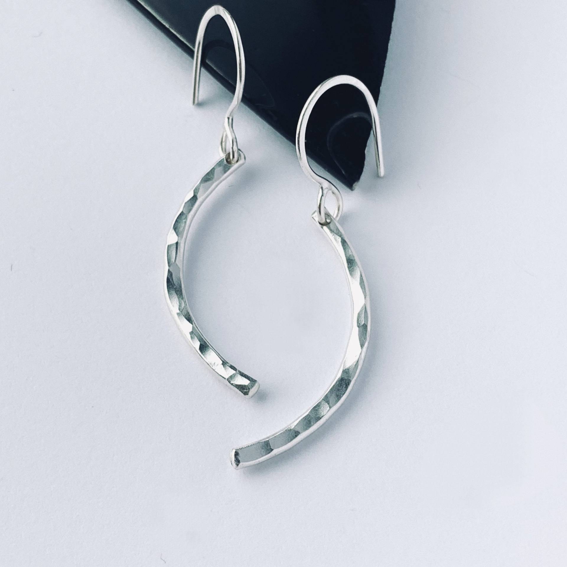 Gehämmerte Sterlingsilber Ohrringe Moderner Bogen Tropfen Gehämmerte Sterlingsilber Ohrringe Moderner Bogen Tropfen von NyakiPunkJewellery