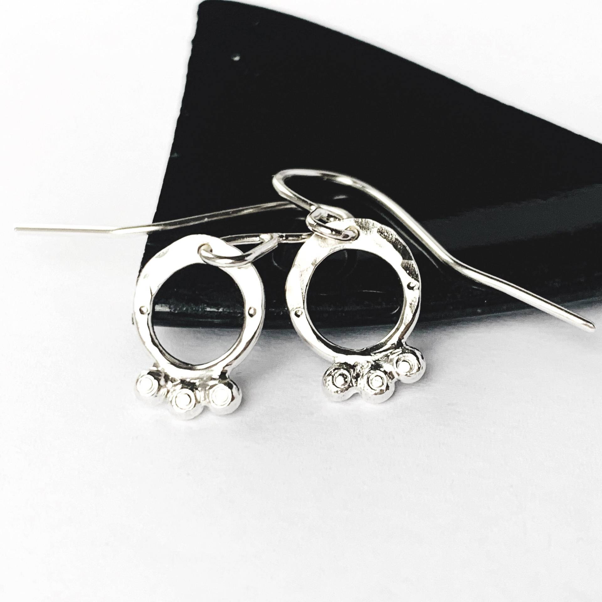 Gehämmerte Sterlingsilber Hängeohrringe Recyceltes Metall, Handgefertigte Hänger Gehämmerte Sterlingsilber Hängeohrringe Recyceltes Metall, Handgefertigte Hänger von NyakiPunkJewellery