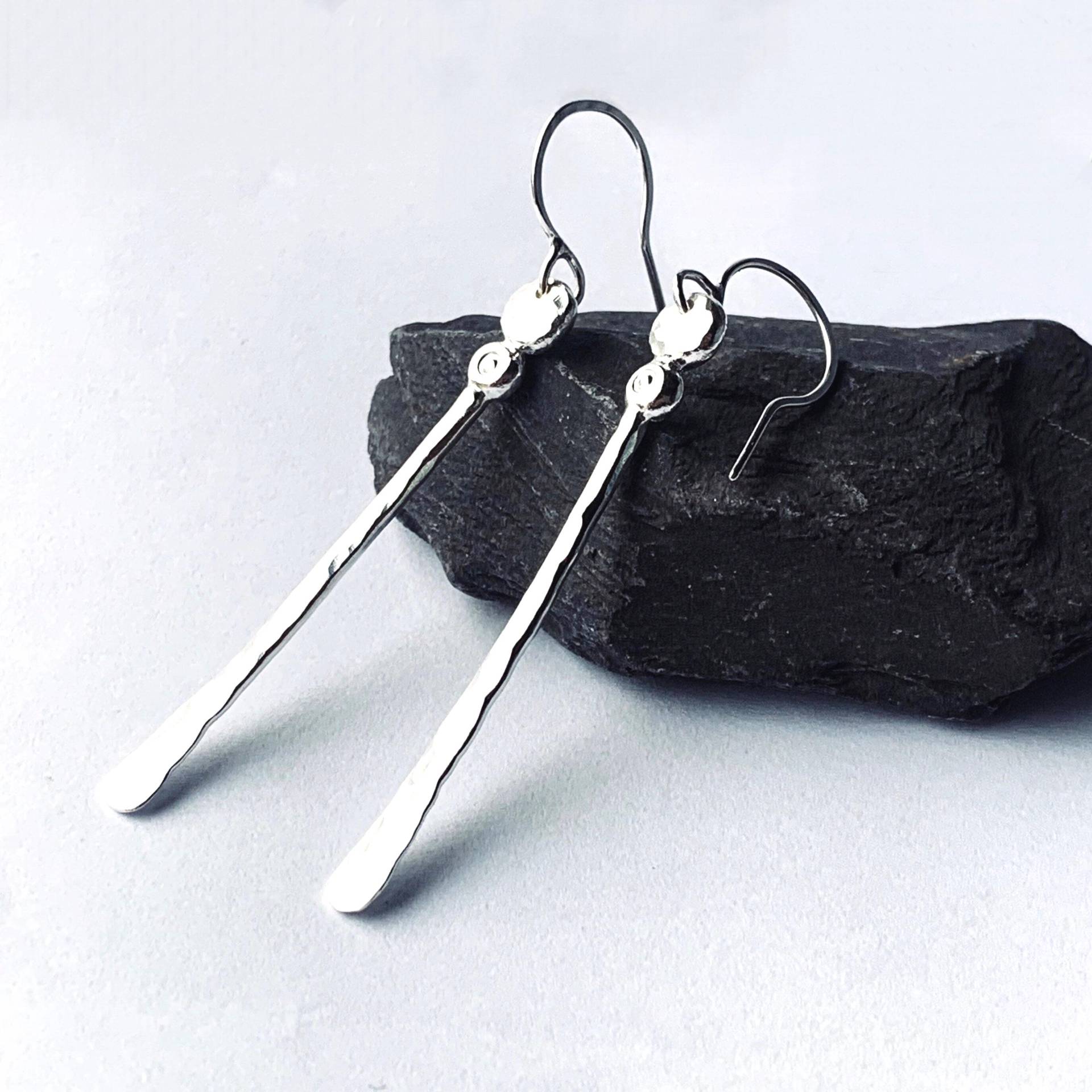 Gehämmerte Sterling Silber Ohrringe Lange Elegante Tropfen Ohrringe Gehämmerte Sterling Silber Ohrringe Lange Elegante Tropfen Ohrringe von NyakiPunkJewellery