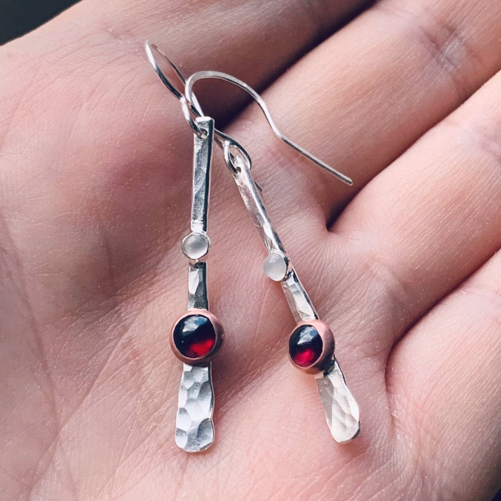 Granat & Mondstein Sterling Silber Ohrringe Gehämmerte Kupfer Fassung Granat & Mondstein Sterling Silber Ohrringe Gehämmerte Kupfer Fassung von NyakiPunkJewellery