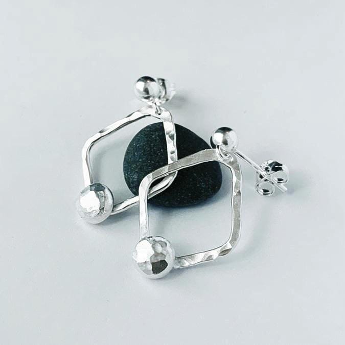 Gehämmerte Sterling Silber Ohrringe Recycelter Kieselstein Tropfen Gehämmerte Sterling Silber Ohrringe Recycelter Kieselstein Tropfen von NyakiPunkJewellery