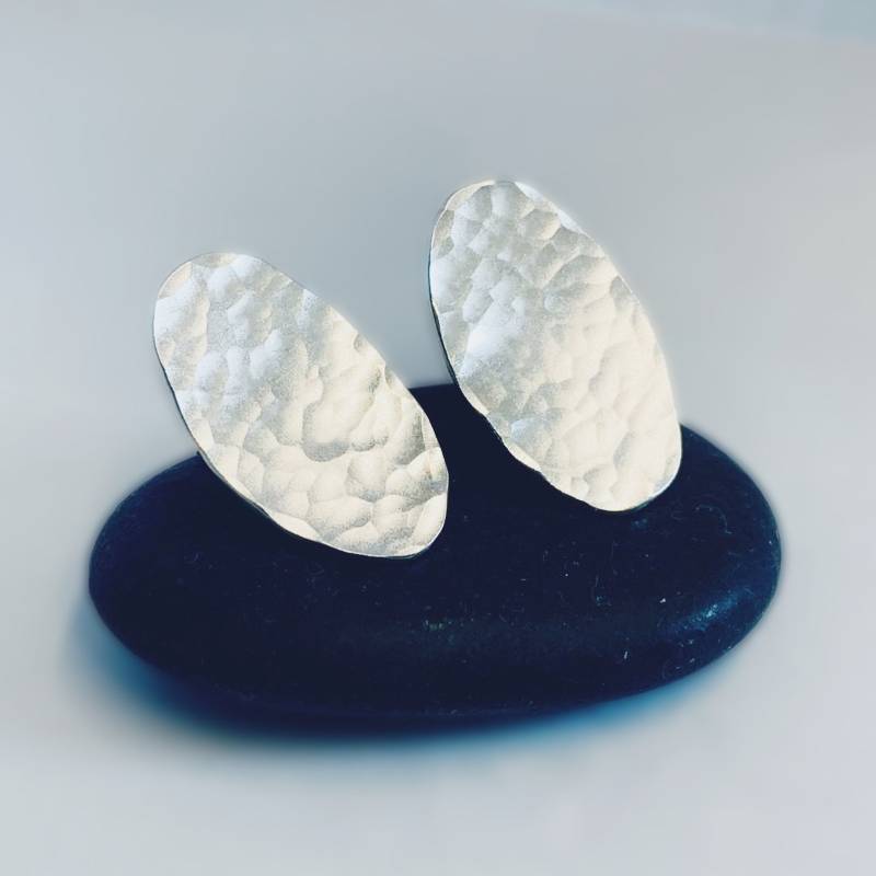 Silber Oval Ohrstecker , Gehämmert Und Texturiert Handarbeit Nur Silberschmied Techniken Silber Oval Ohrstecker , Gehämmert Und Texturiert Handarbeit Nur Silberschmied Techniken von NyakiPunkJewellery
