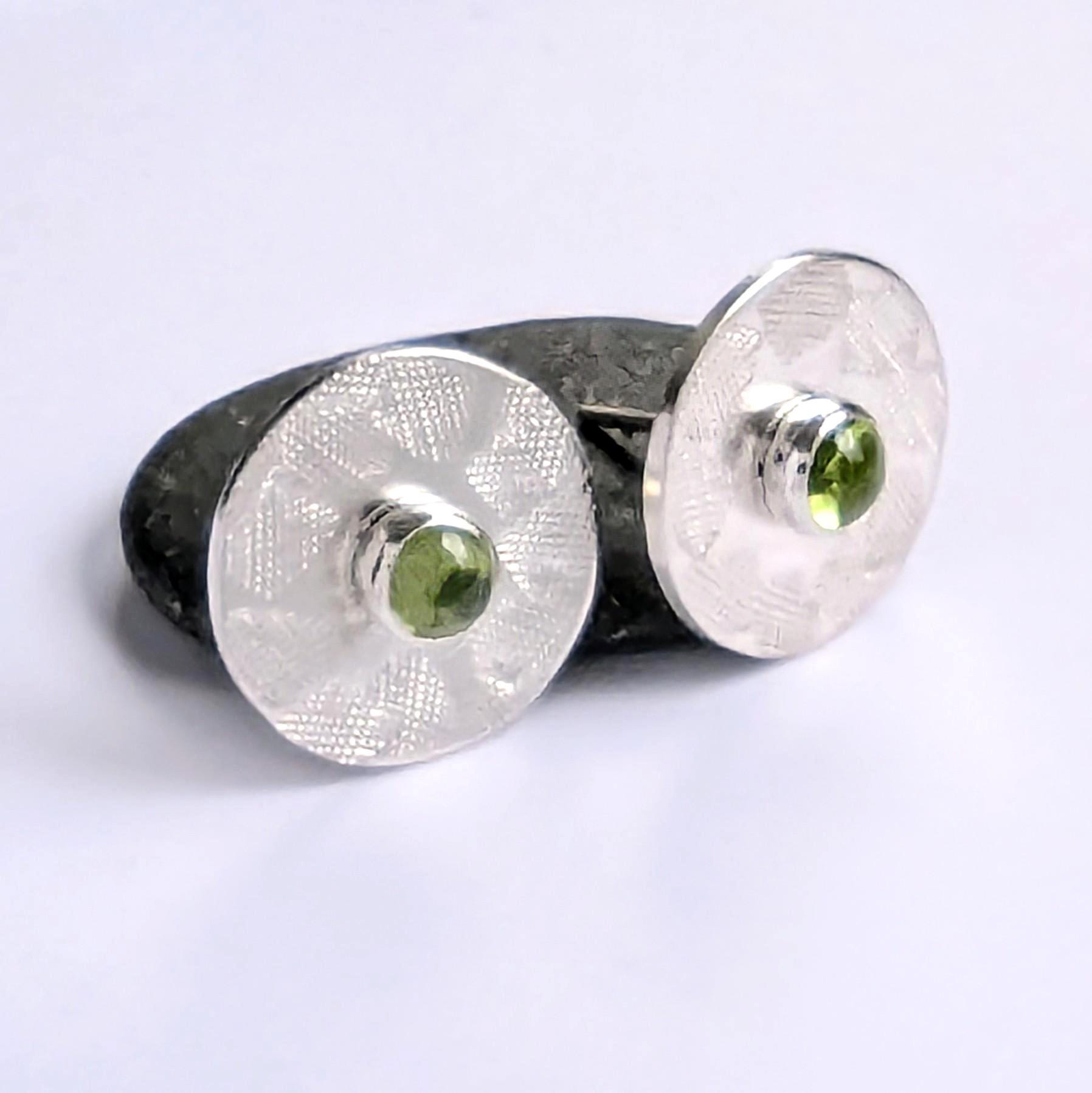 Gehämmerte Sterling Silber Peridot Ohrstecker Textured Disc Design Gehämmerte Sterling Silber Peridot Ohrstecker Textured Disc Design von NyakiPunkJewellery