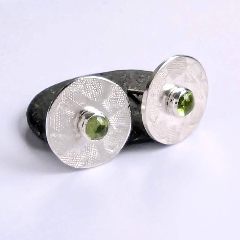 Gehämmerte Sterling Silber Peridot Ohrstecker Textured Disc Design Gehämmerte Sterling Silber Peridot Ohrstecker Textured Disc Design von NyakiPunkJewellery