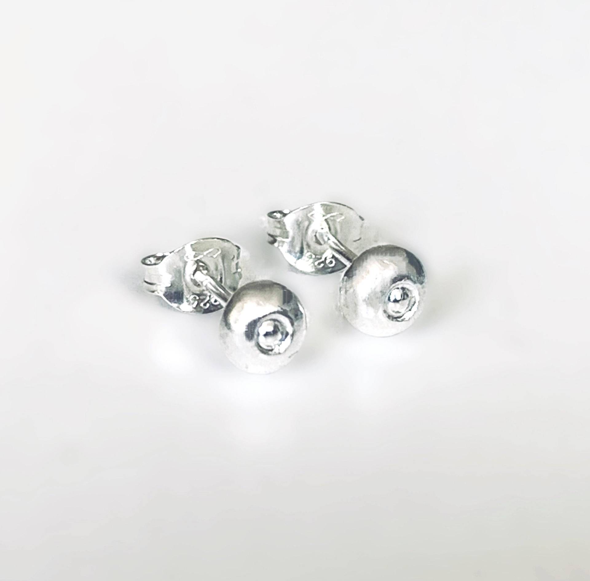Kleine Sterling Silber Nieten Ohrstecker - Handgemacht Kleine Sterling Silber Nieten Ohrstecker - Handgemacht von NyakiPunkJewellery