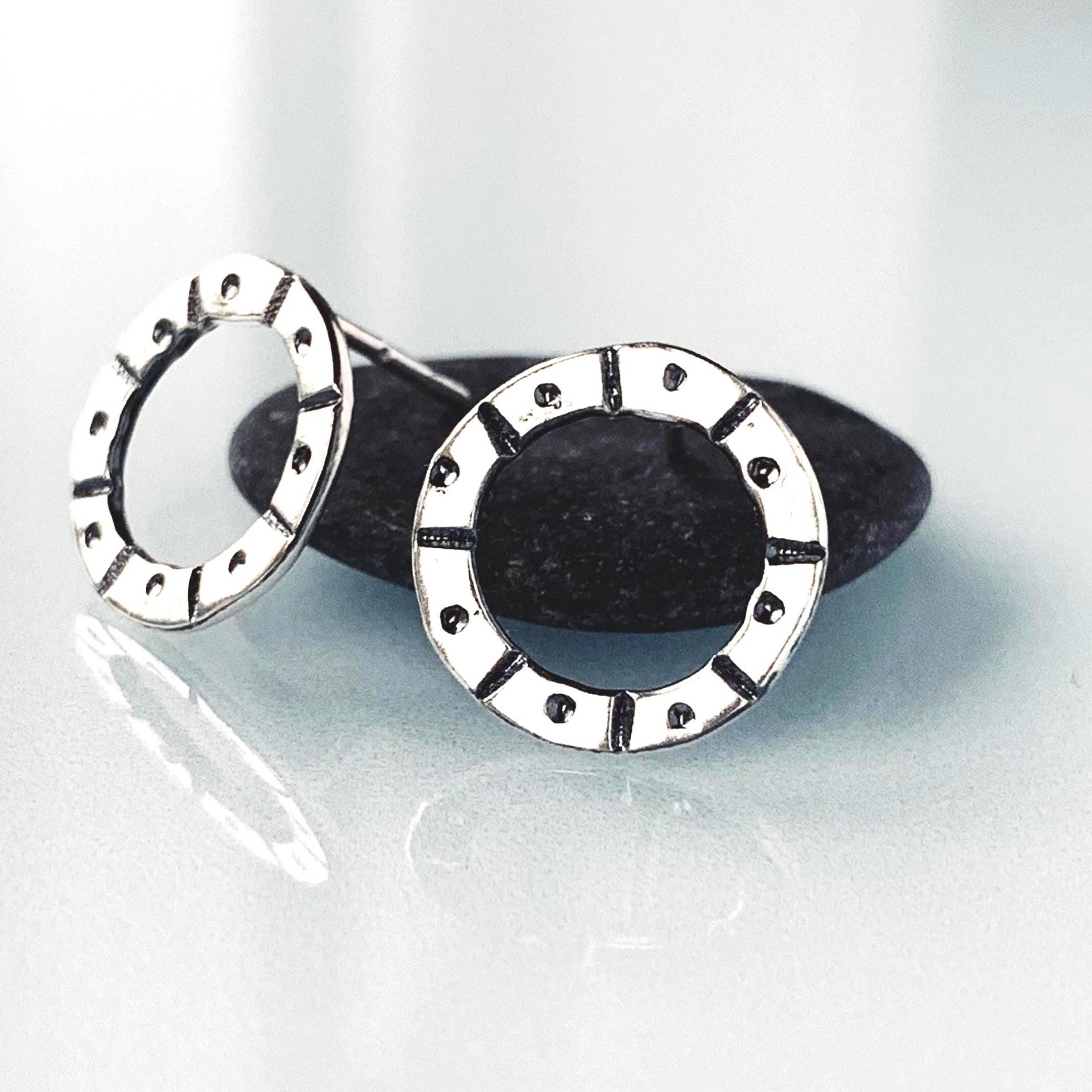 sterling Silber Ohrstecker Oxidierte Sonne Design sterling Silber Ohrstecker Oxidierte Sonne Design von NyakiPunkJewellery