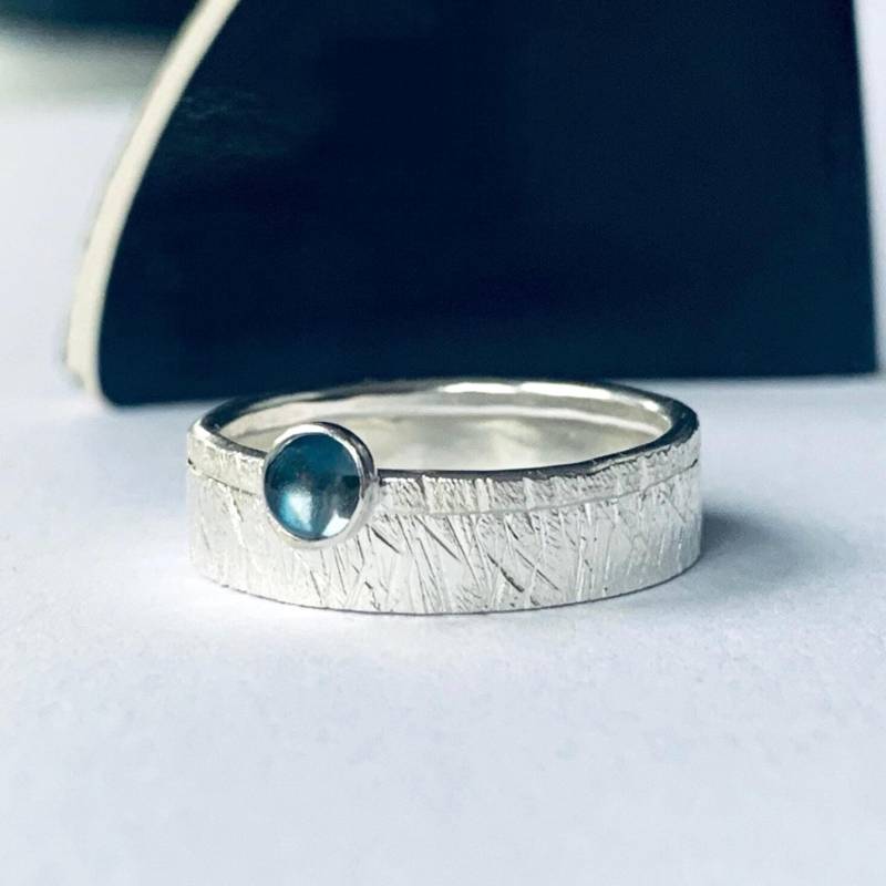 London Blautopas Ring Aus Sterlingsilber Recycelte Kratzertextur von NyakiPunkJewellery