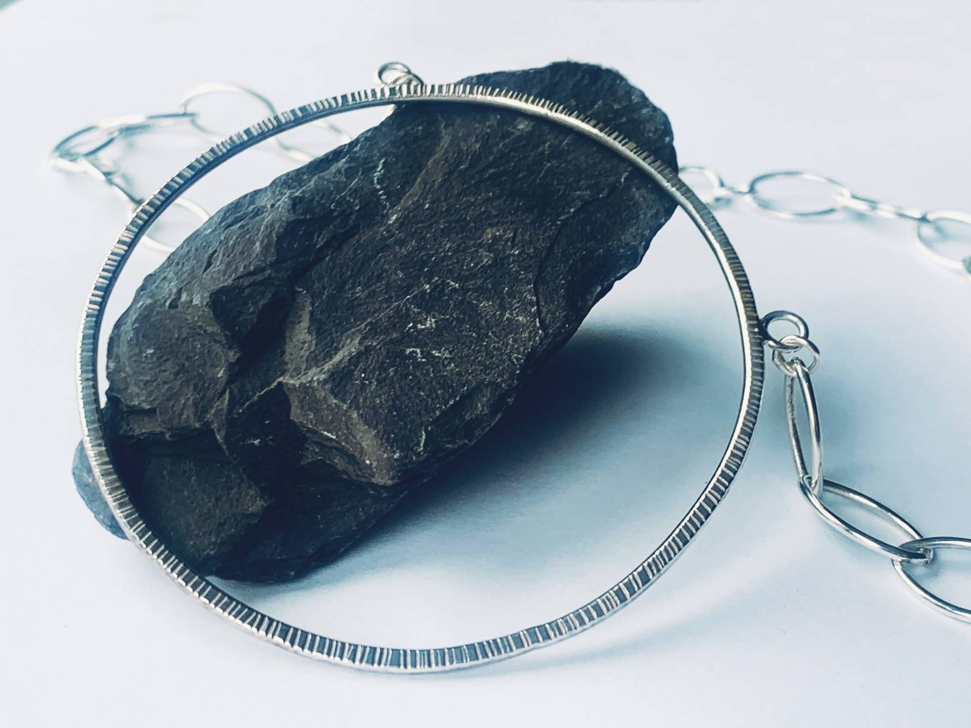 Gehämmerte Sterling Silber Hoop Anhänger Halskette - Großen Geschmiedeten Kreis Gehämmerte Sterling Silber Hoop Anhänger Halskette - Großen Geschmiedeten Kreis von NyakiPunkJewellery