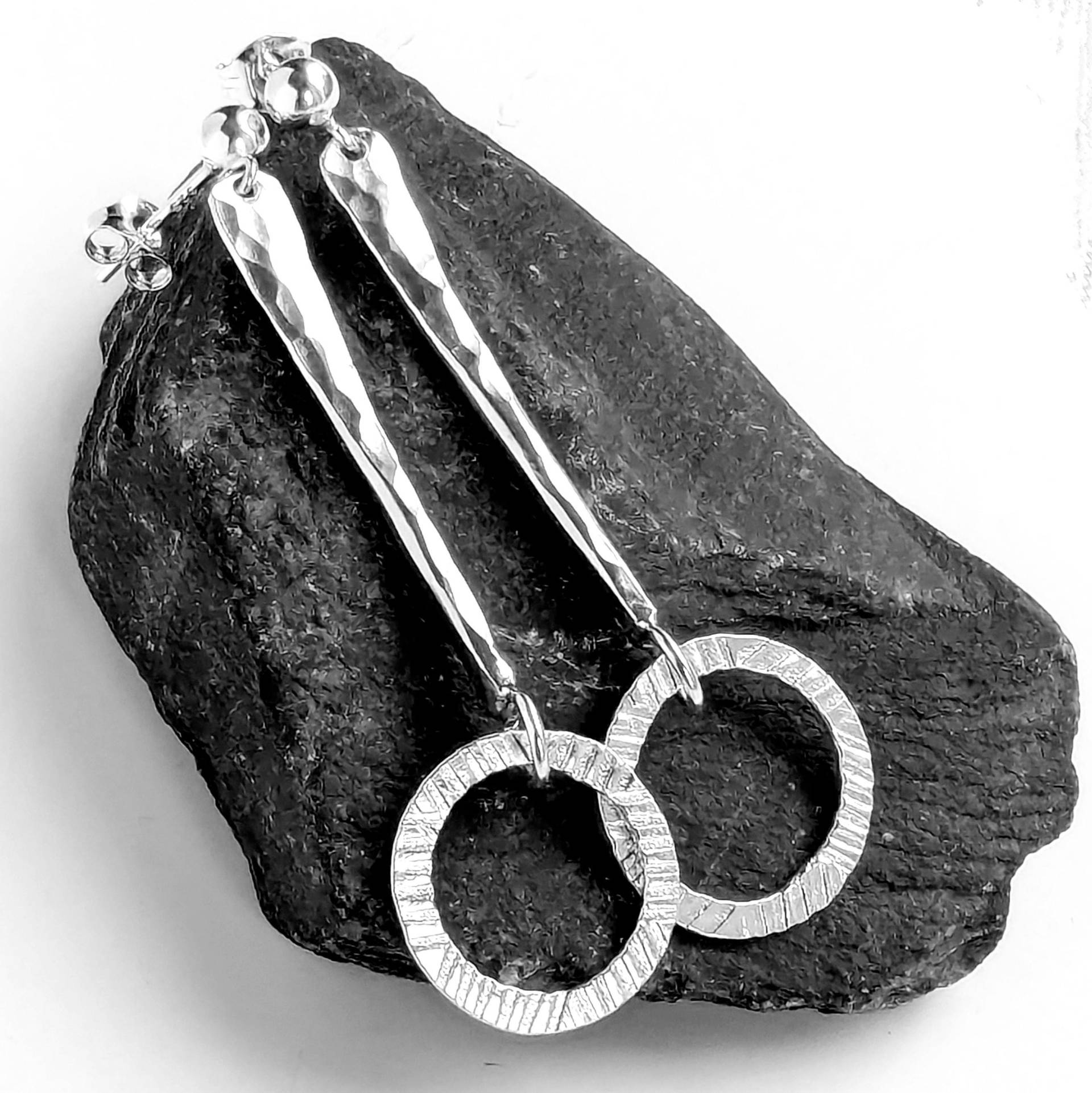 Handgemachte Geschmiedete Sterling Silber Hoop Ohrringe Handgemachte Geschmiedete Sterling Silber Hoop Ohrringe von NyakiPunkJewellery