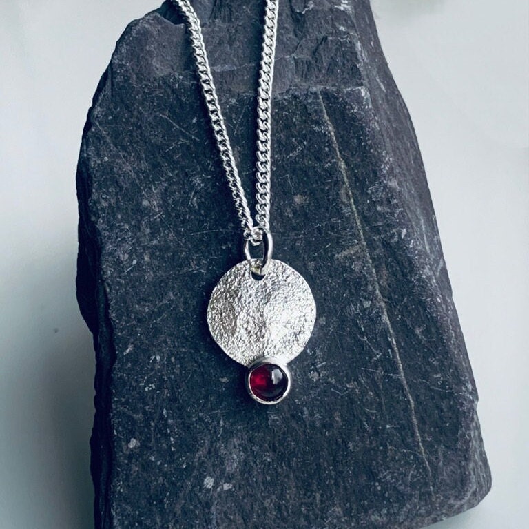 Strukturierter Sterling Silber Granat Anhänger - Handgemachter Edelstein Schmuck von NyakiPunkJewellery