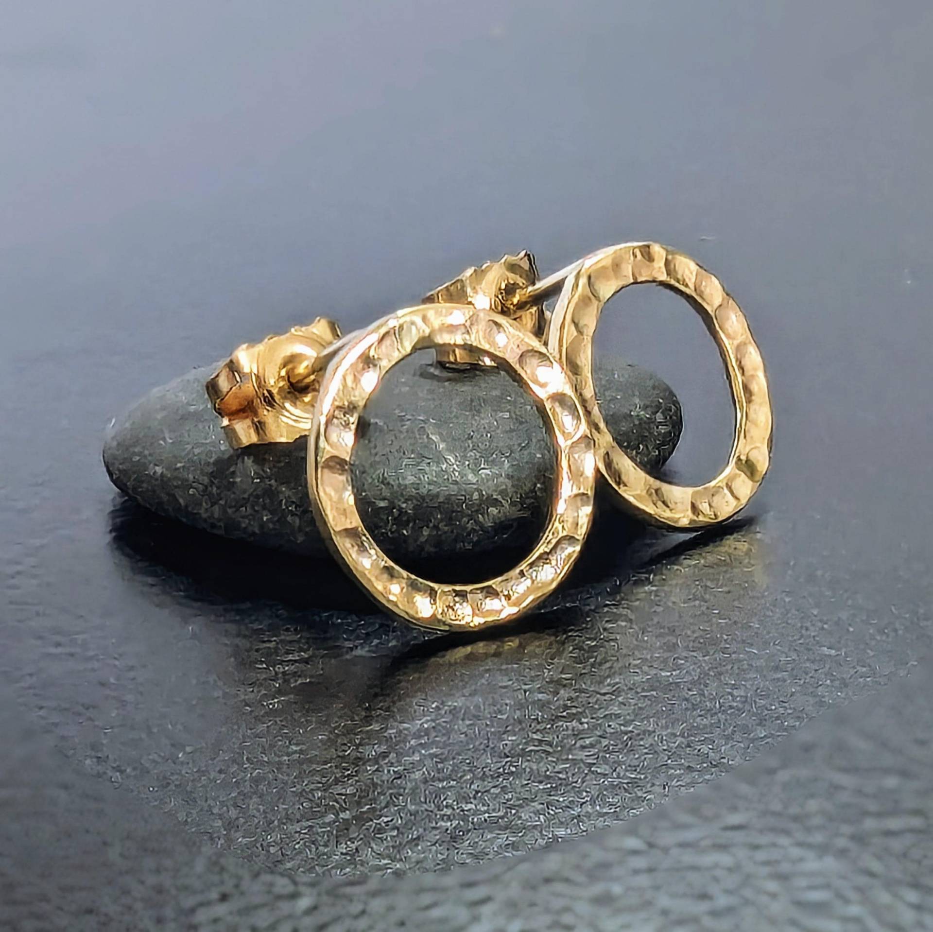 Ohrringe Aus Recycelten 9 Karat Gold Gehämmerte Textur Ohrringe Aus Recycelten 9 Karat Gold Gehämmerte Textur von NyakiPunkJewellery