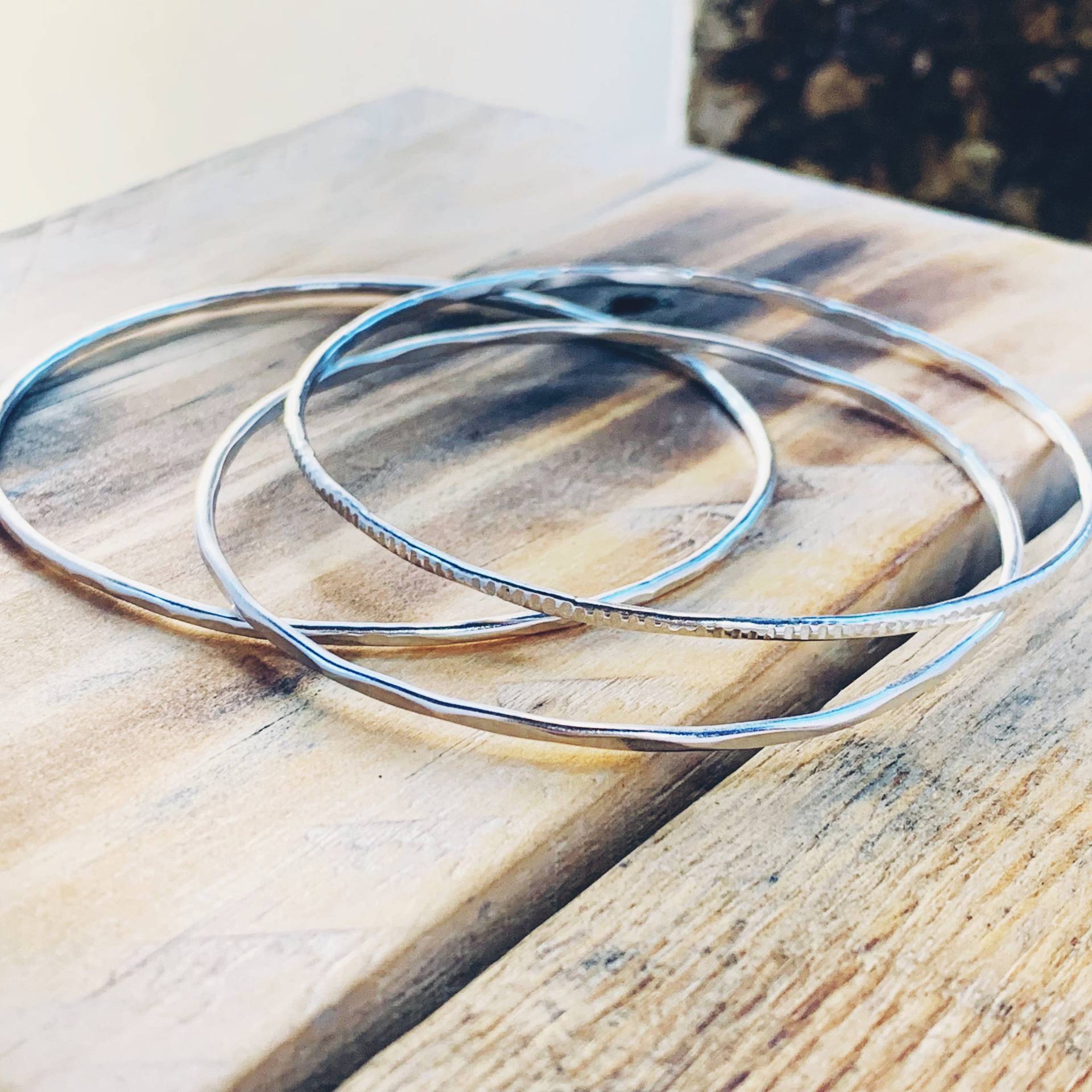 Texturierte Armreifen Aus Recyceltem Sterlingsilber Texturierte Armreifen Aus Recyceltem Sterlingsilber von NyakiPunkJewellery