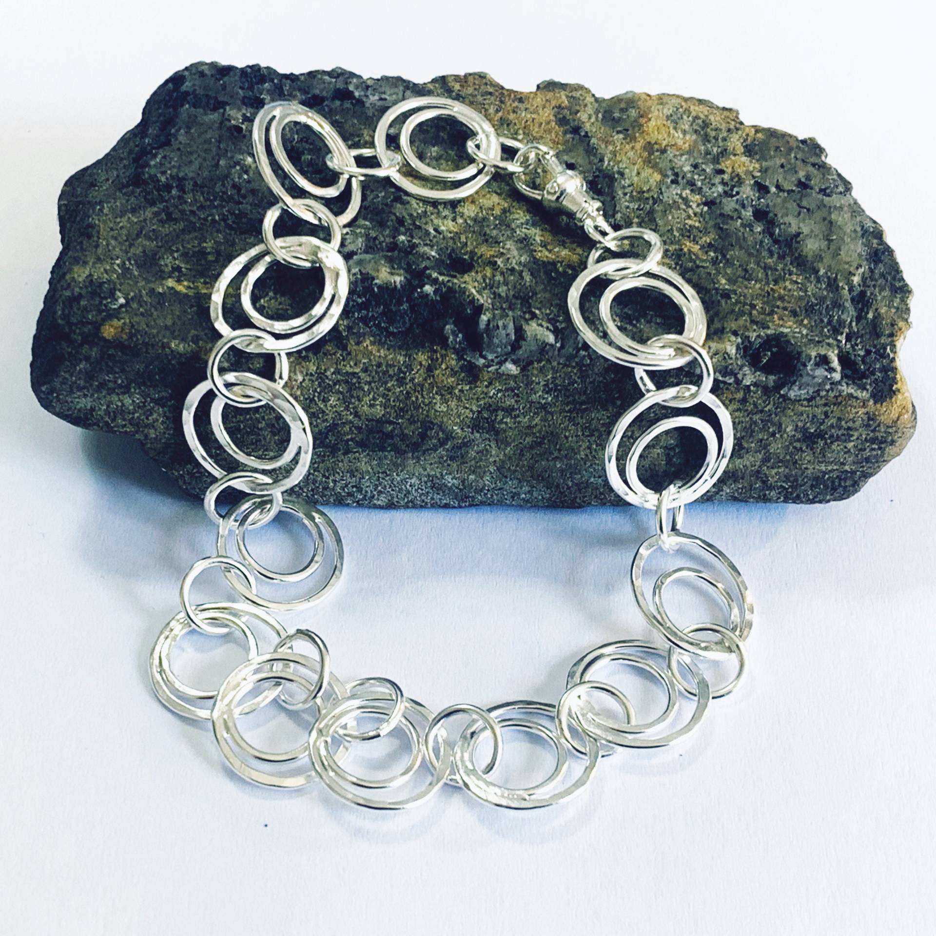 strukturiertes Doppelcreolen-Armband strukturiertes Doppelcreolen-Armband von NyakiPunkJewellery