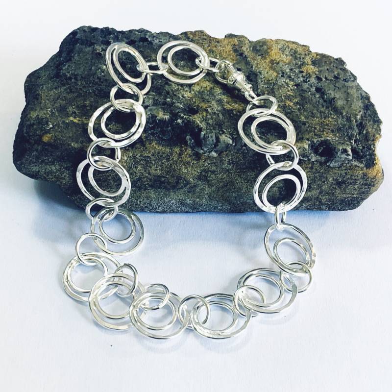 strukturiertes Doppelcreolen-Armband von NyakiPunkJewellery