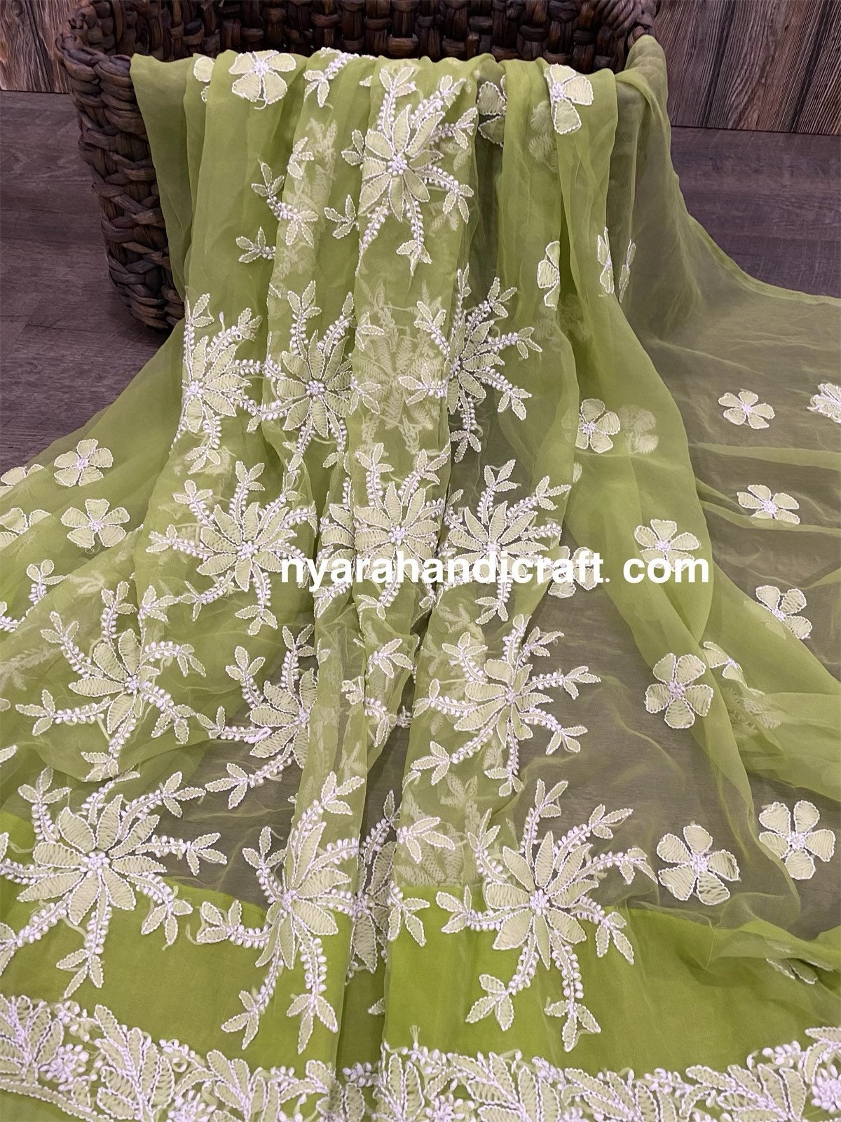 Grüner Chikankari Saree Auf Georgette/ Petticoat Inklusive Und Herbst Beigefügt/Kostenloser Versand in Us von NyaraHandicraft