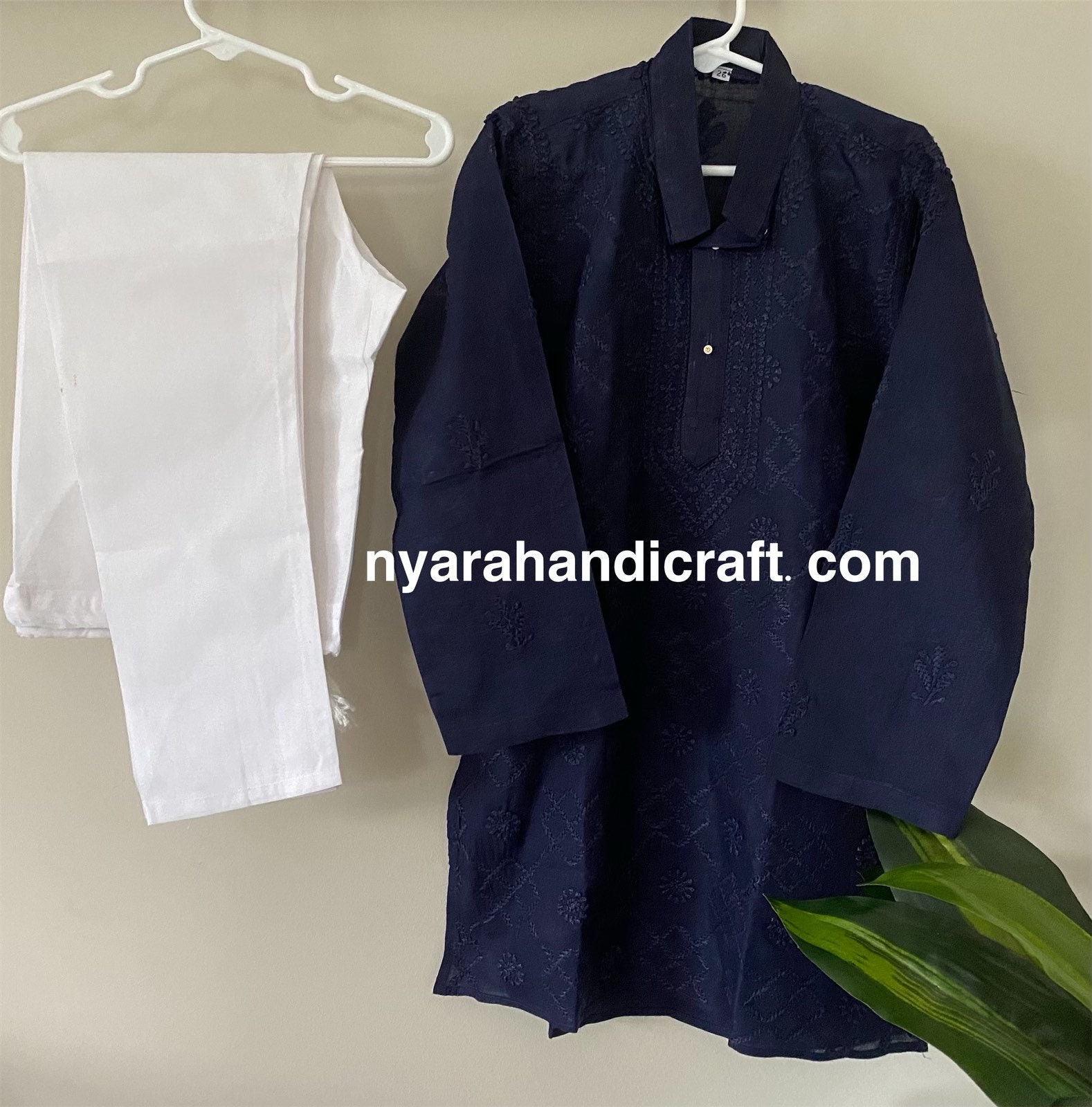 Jungen Baumwolle Marineblau Kurta Pyjama Set Mit Chikankari/Versandkostenfrei in Us von NyaraHandicraft