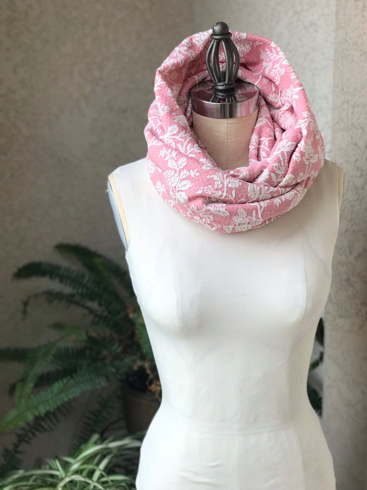 Breite Infinity-Schal - Pretty in Pink Floral Stricken Breite Infinity-Schal - Pretty in Pink Floral Stricken von NydiaFierroDesigns