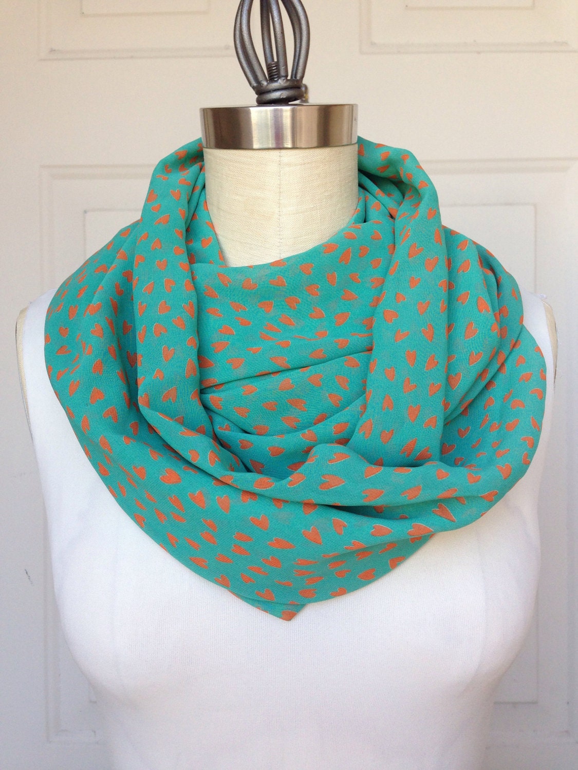 Breiter Infinity Schal - Chiffon Aqua Und Orange Herzen Breiter Infinity Schal - Chiffon Aqua Und Orange Herzen von NydiaFierroDesigns