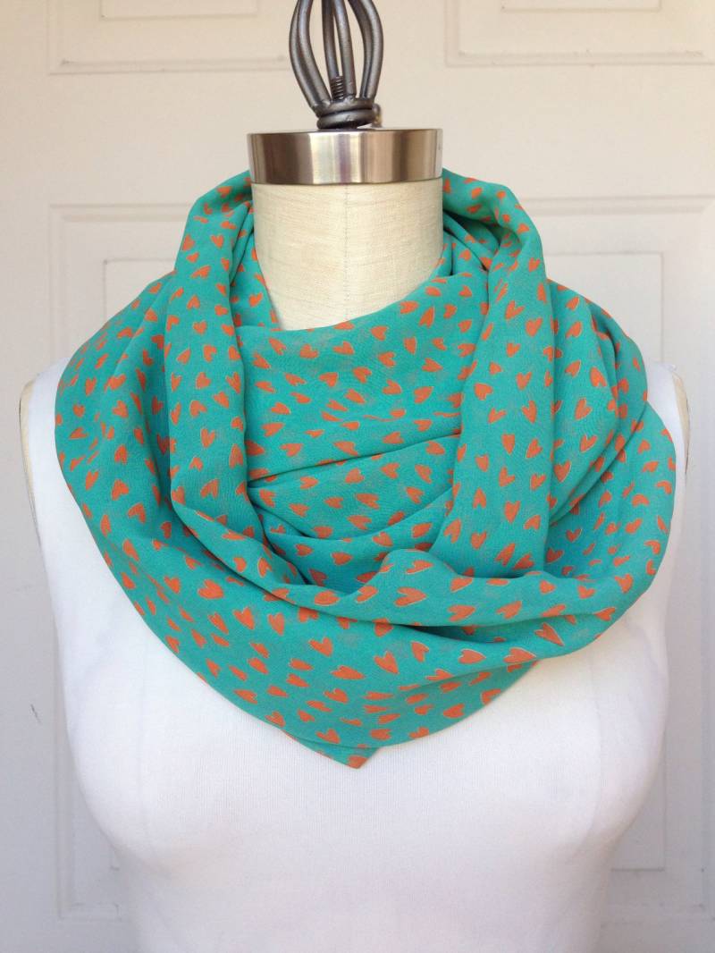 Breiter Infinity Schal - Chiffon Aqua Und Orange Herzen von NydiaFierroDesigns