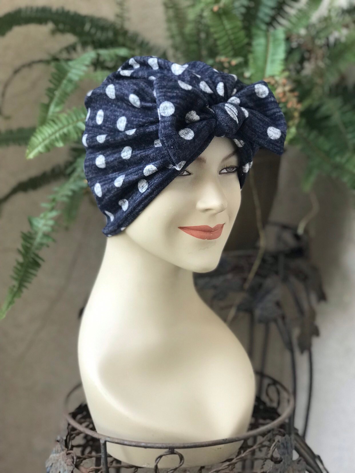 Navy Blau Polka-Dot-Bogen-Turban - Hut Navy Blau Polka-Dot-Bogen-Turban - Hut von NydiaFierroDesigns